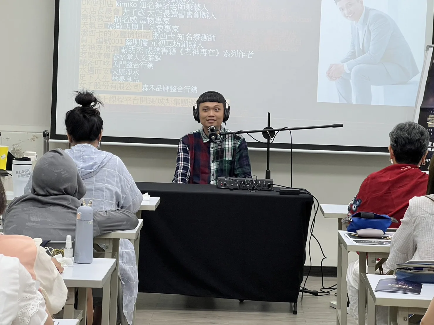 Podcast製作人謝豐嶸透露，許多人會擔心硬體設備造成無法錄製好的Podcast節目，但他要大家別被設備問題綁手綁腳，他鼓勵大家「入（做）了就對了！」蘇佑昇攝