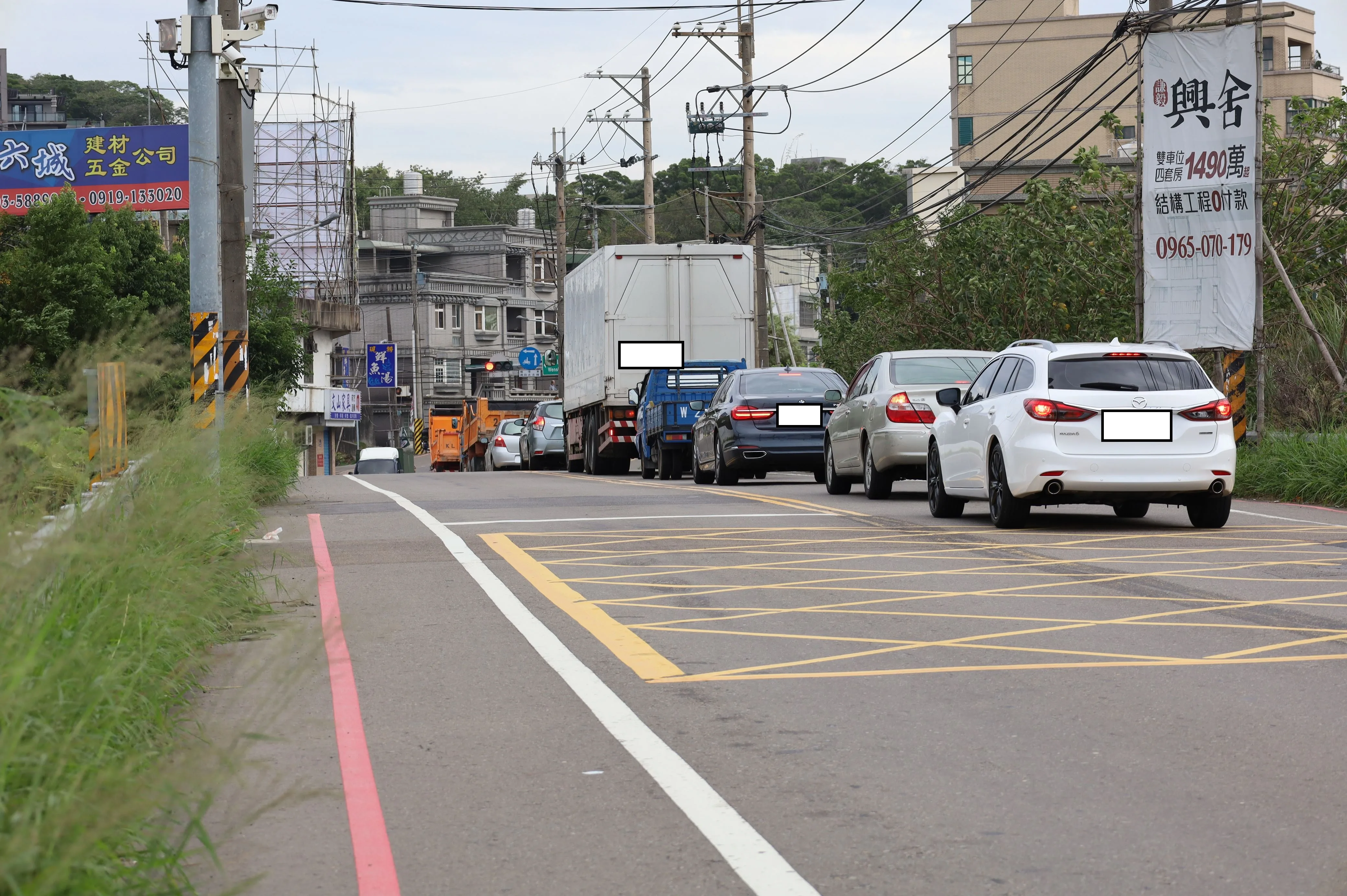 新埔鎮褒忠路道車輛通過常發生塞車情形。新竹縣政府提供