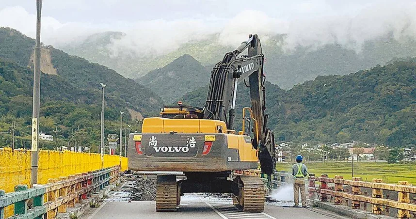 台9線花蓮玉里大橋結構去年因強震受損，南下橋判定為危橋，公路總局上月展開重建工程，8日進場拆除南下橋，預計35天完成，期間將由北上橋提供雙向通行。公總蘇花改工程處第四工務段提供