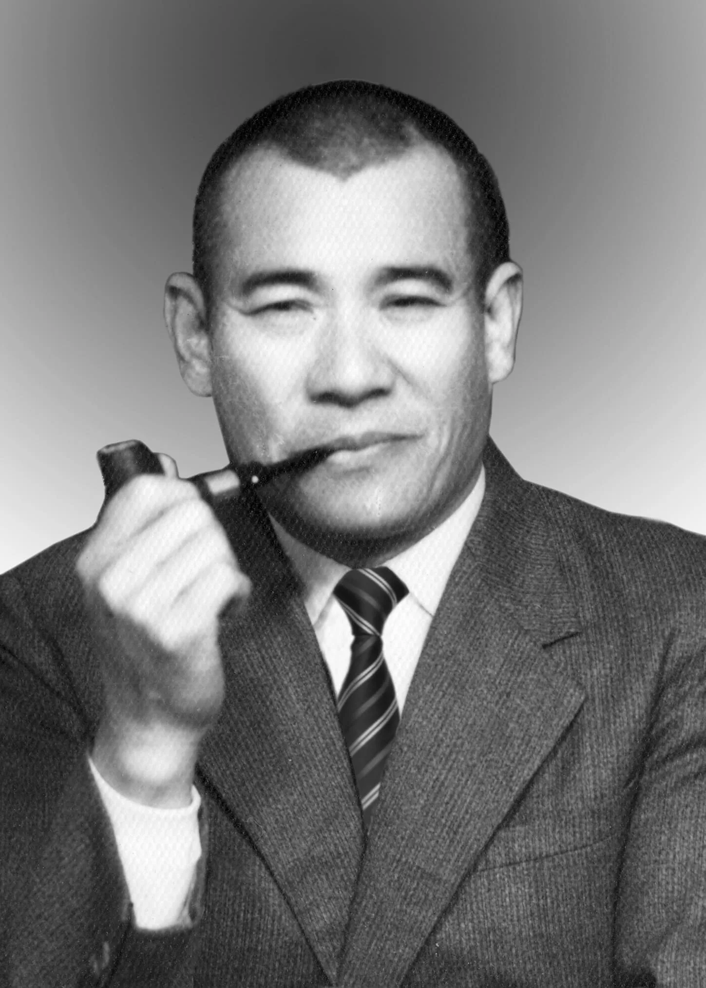 蘇萬松手刁煙斗的紳仕造型。此照約攝於1950年,攝影者謝增生,蘇啟信珍藏。彭文銘提供