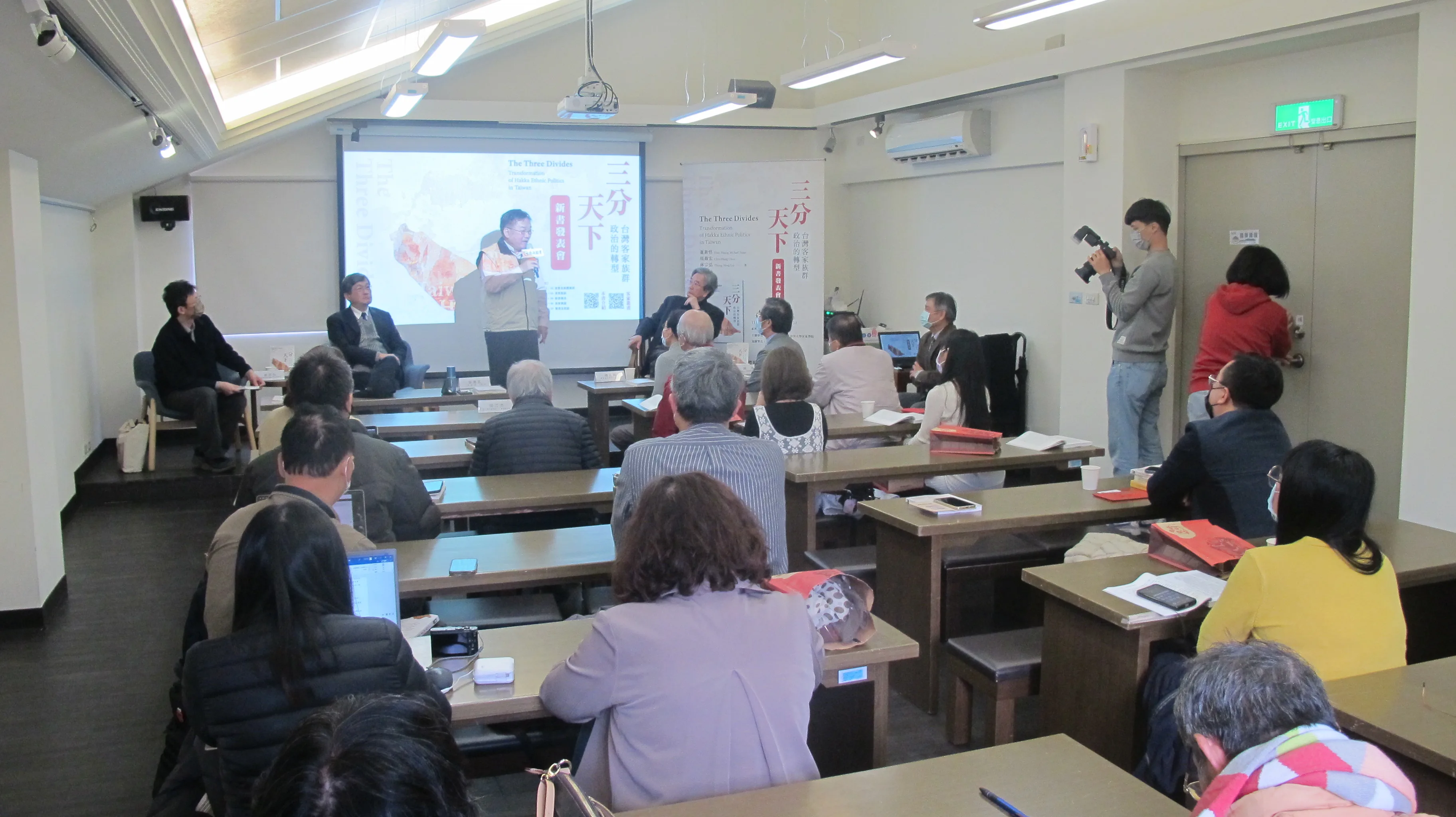 中央大學客家學院研究台灣客家政治,今年初在台北市紀州庵文學森林舉辦「三分天下」新書發表會。何來美攝