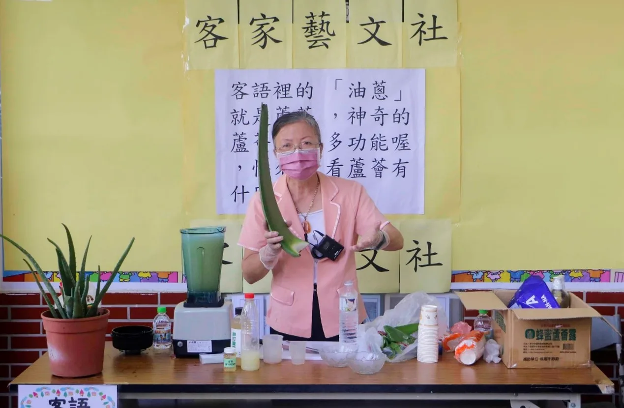 劉芃宜先生在親職教育日个攤位項，摎大家紹介油蔥个故事。鍾孝昇提供