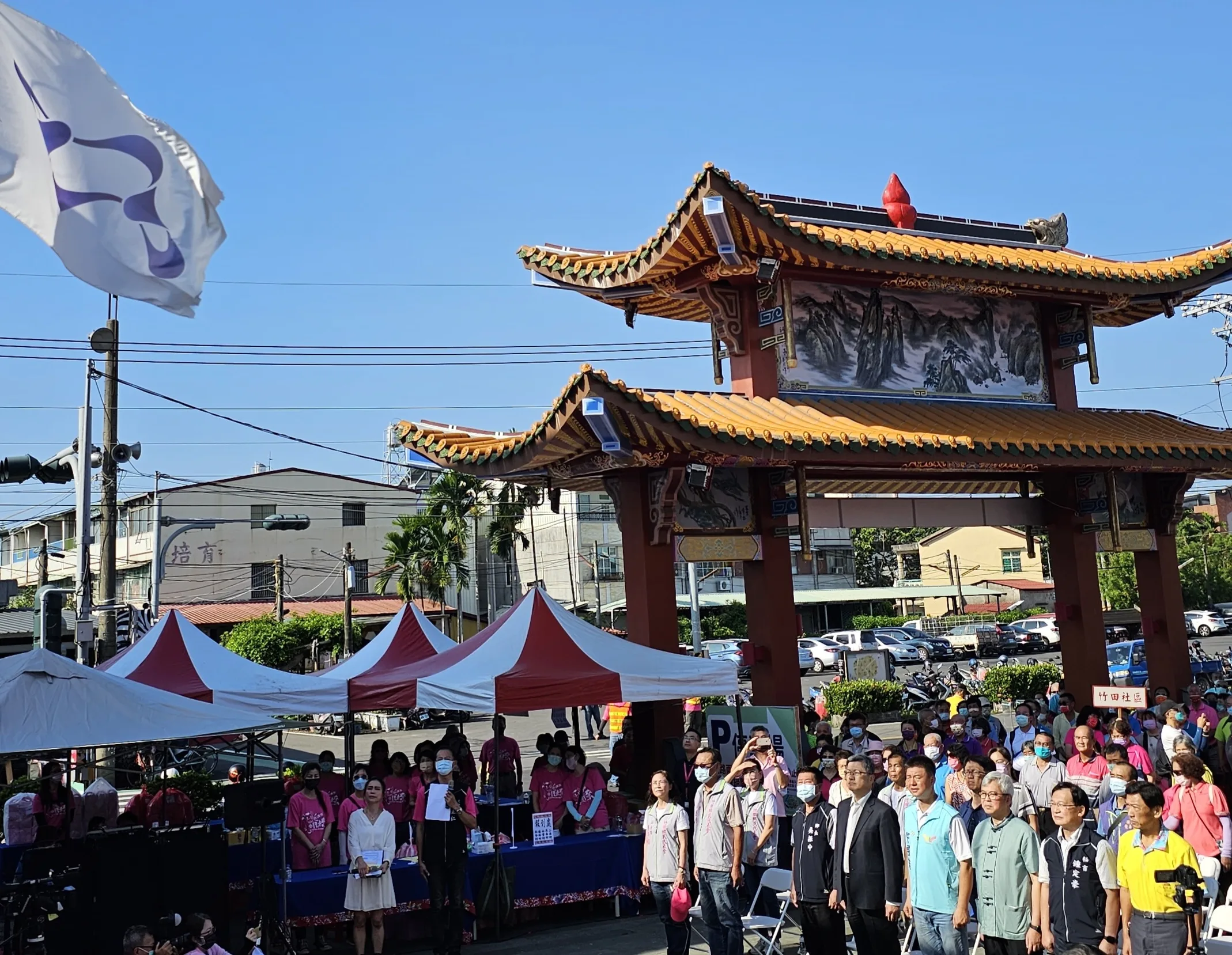 客委會楊長鎮主委與高雄、屏東縣市政府及六堆12鄉區公代表，一起升起六堆300紀念會旗，並簽署「六堆共同合作宣言」。客委會提供