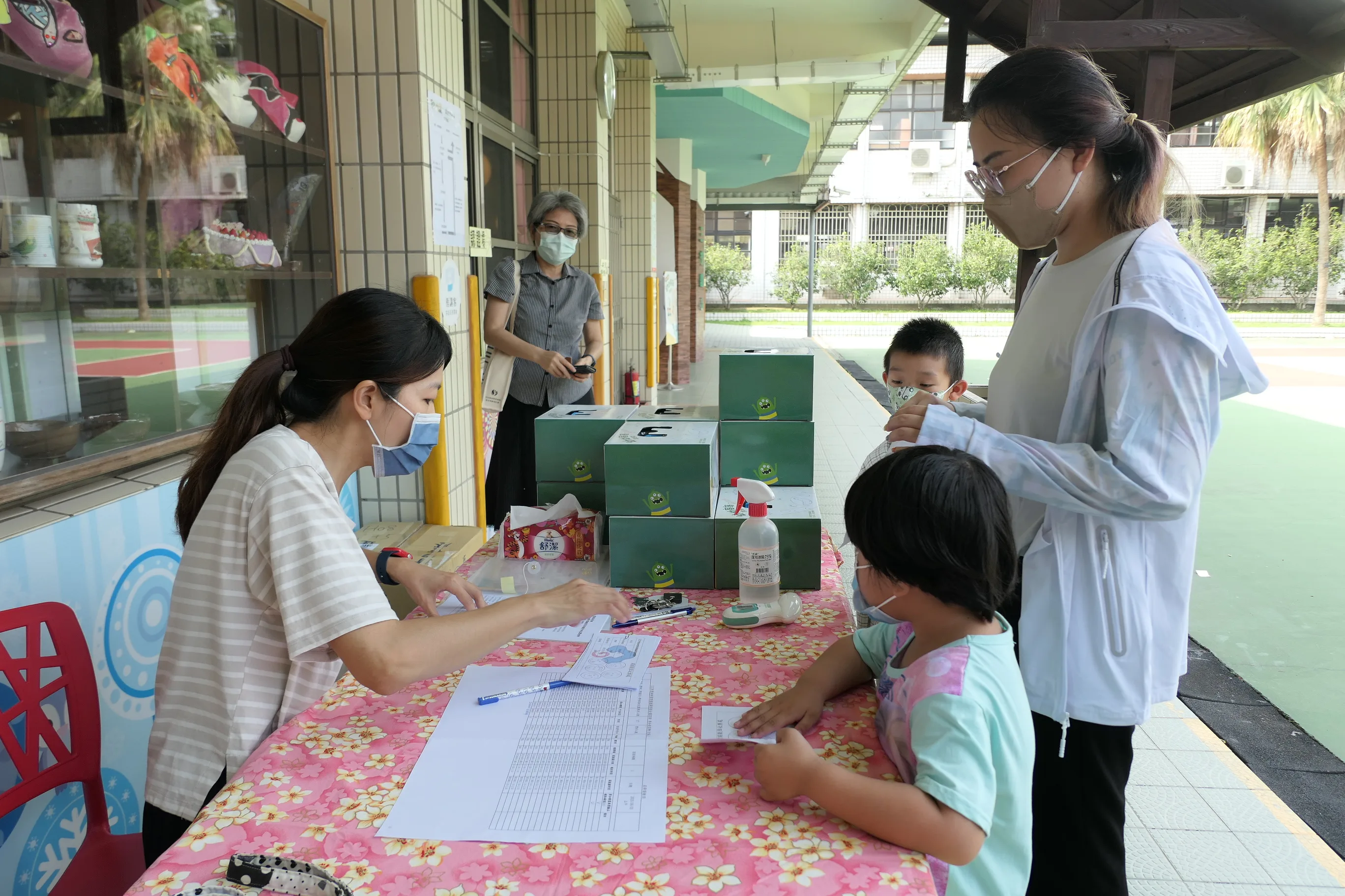 工作人員協助家長及小朋友了解闖通關檢定事項。客委會提供