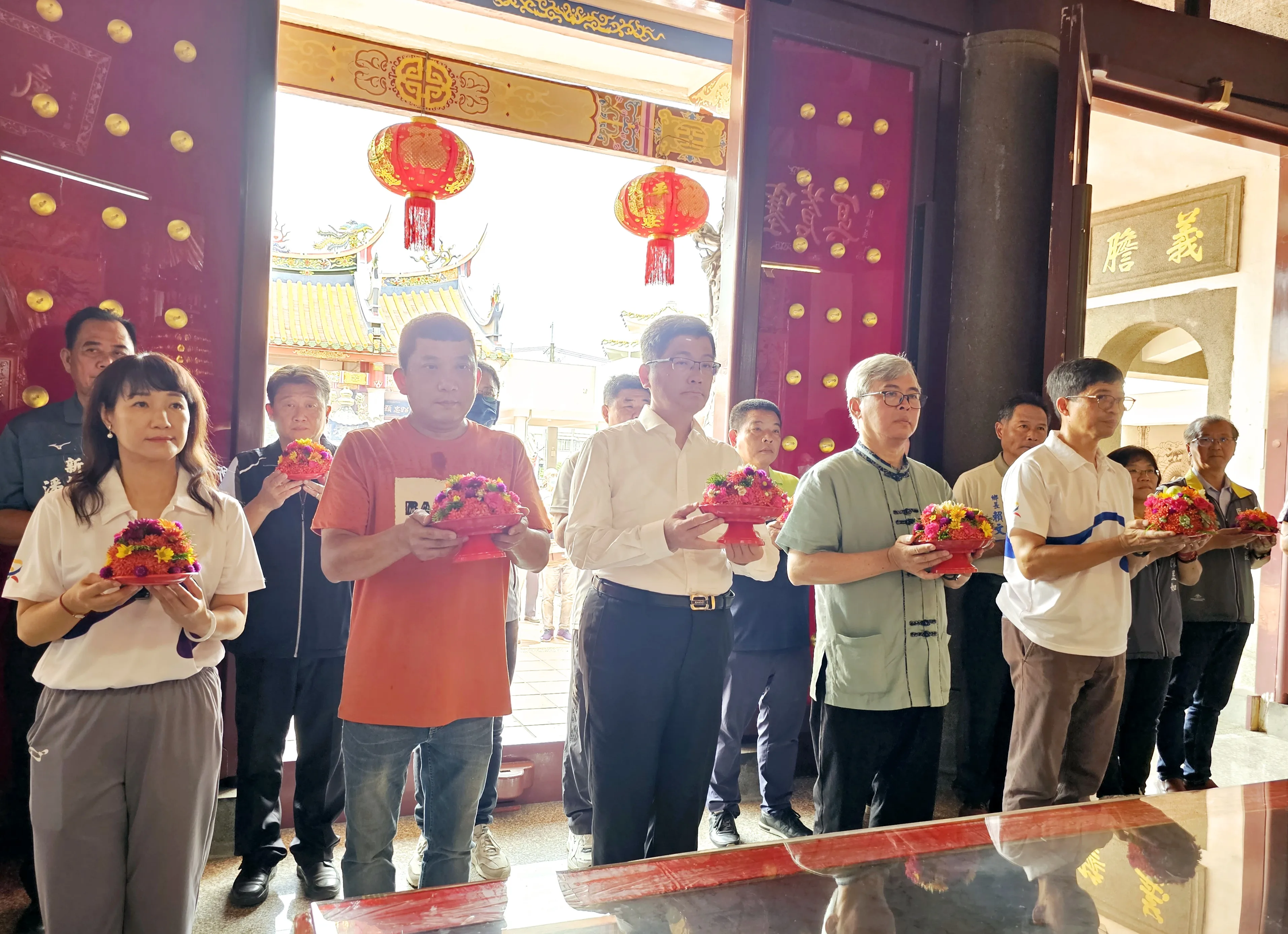 今天的六堆日，各區代表一起在竹田忠義祠祭祀六堆先民，左起高市客委會主委楊瑞霞、忠義祠主委黃文智、客委主委楊長鎮、屏東縣客家事務處處長李明宗、客委會客發中心主任何金樑。客委會提供