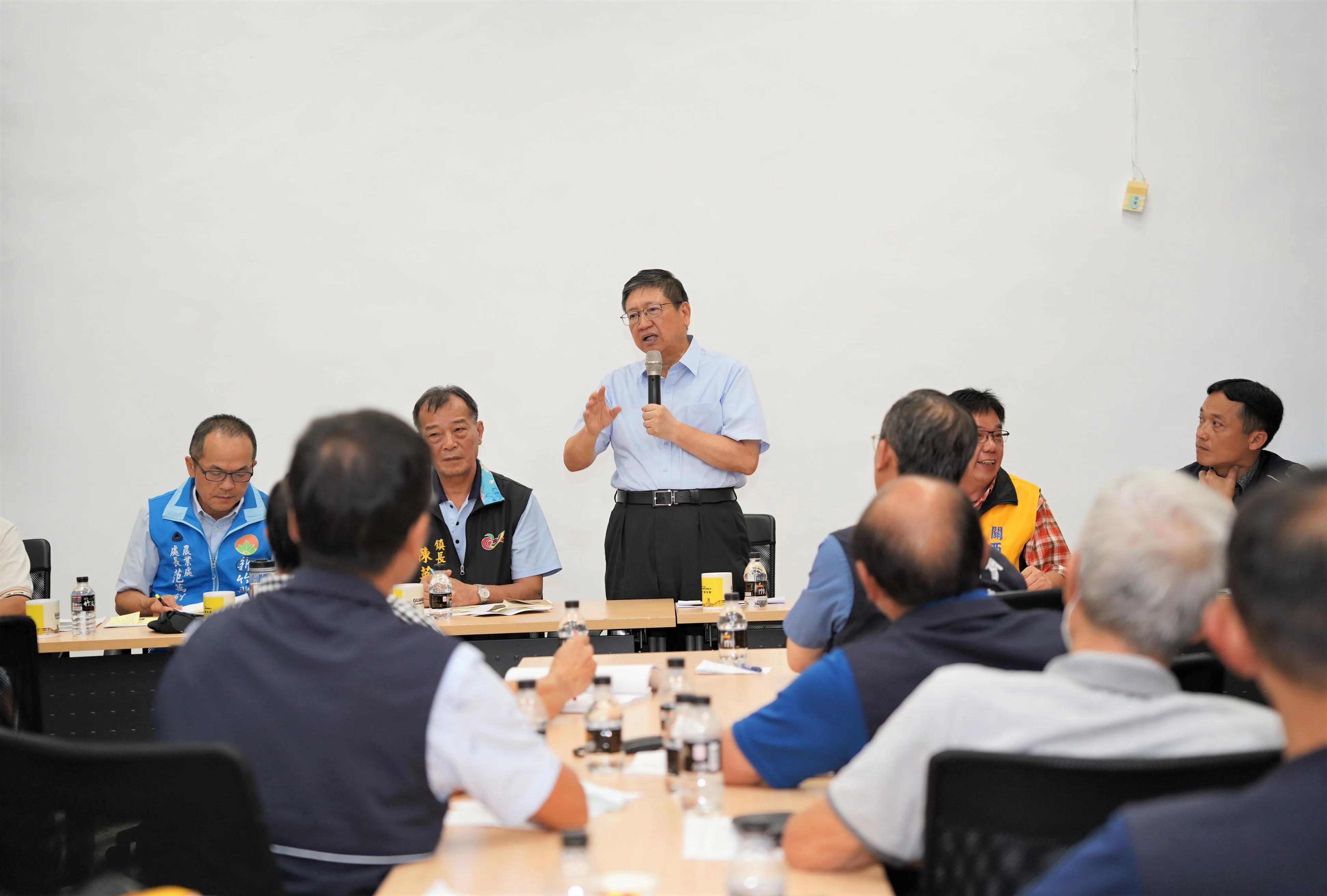 新竹縣長楊文科與關西鎮長陳光彩今（26日）在鎮公所與鎮民代表、各村里長召開行政討論會議。新竹縣政府提供
