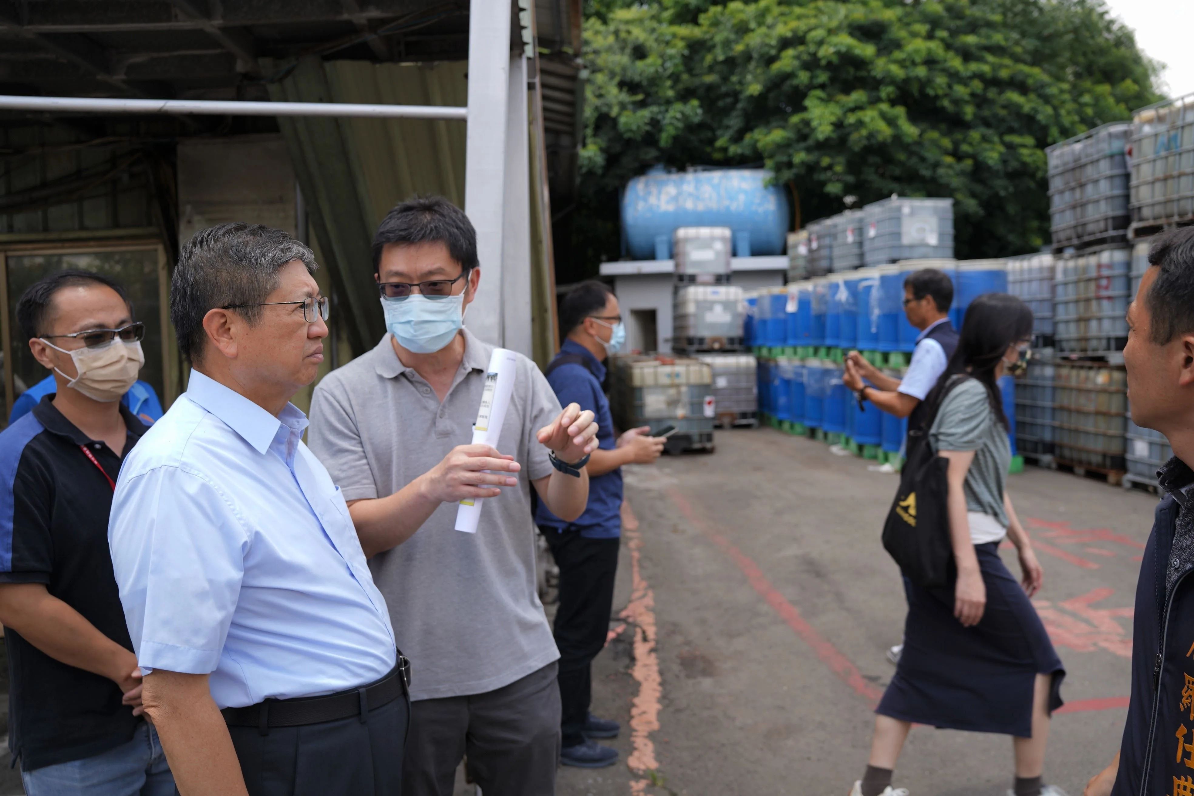 縣長楊文科（左2）前往環保局列管輔導工廠的峻源公司實地勘察，了解營運情形縣長楊文科（左2）前往環保局列管輔導工廠的峻源公司實地勘察，了解營運情形。新竹縣政府提供