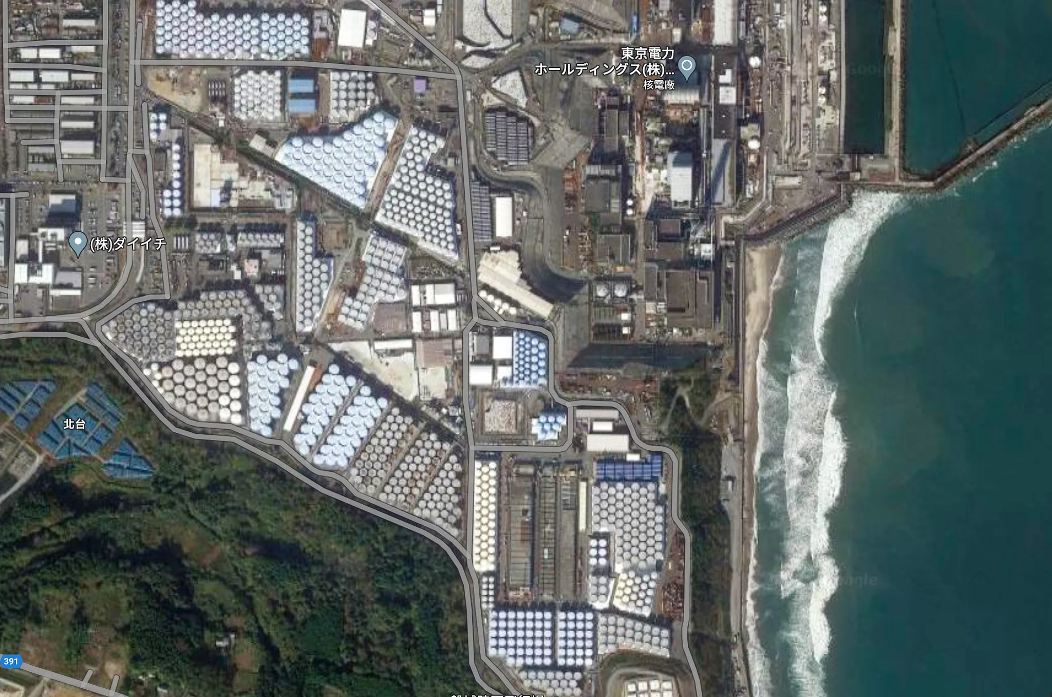 福島核電站旁已儲存超過百萬噸的核廢水。翻攝Google地圖。