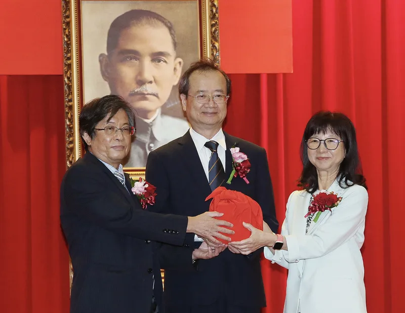最高法院1日上午舉行卸、新任院長交接典禮，在司法院長許宗力（中）監交下，新任院長高孟焄（右）與卸任院長吳燦（左）完成印信交接。中央社
