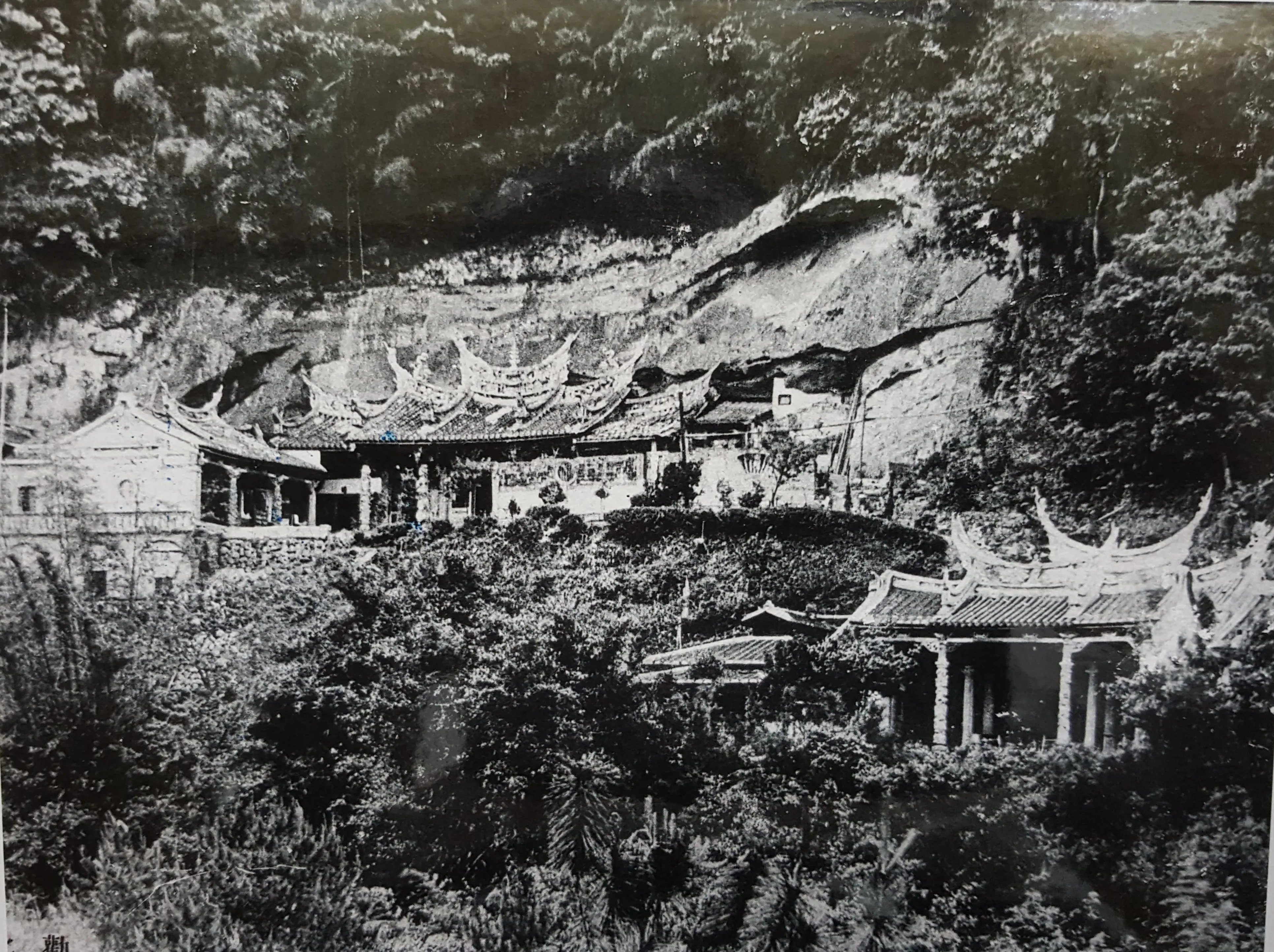 1915年獅頭山勸化堂(左)與輔天宮(右)全景。獅頭山勸化堂提供