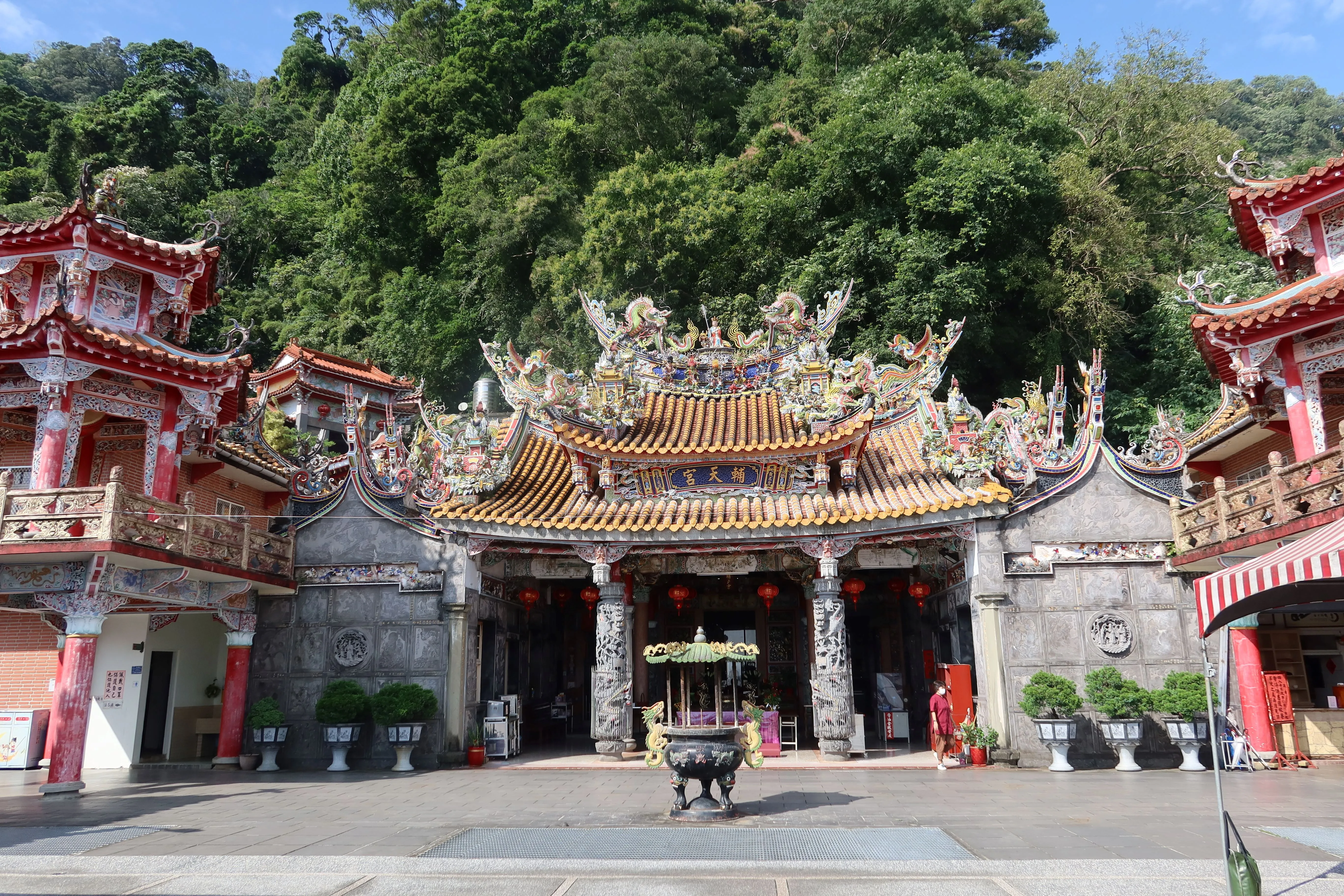 輔天宮主祀地藏王菩薩,被稱「地府」,是獅頭山唯一不貼岩壁的寺廟。何來美攝