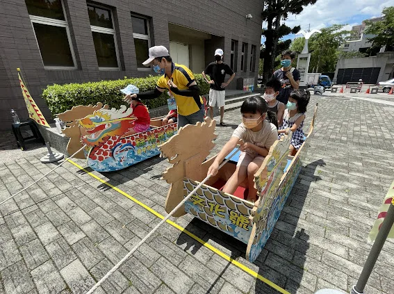 葫蘆墩文化中心「fun粽一夏，童趣慶端午」陸上龍舟競賽。台中市政府提供