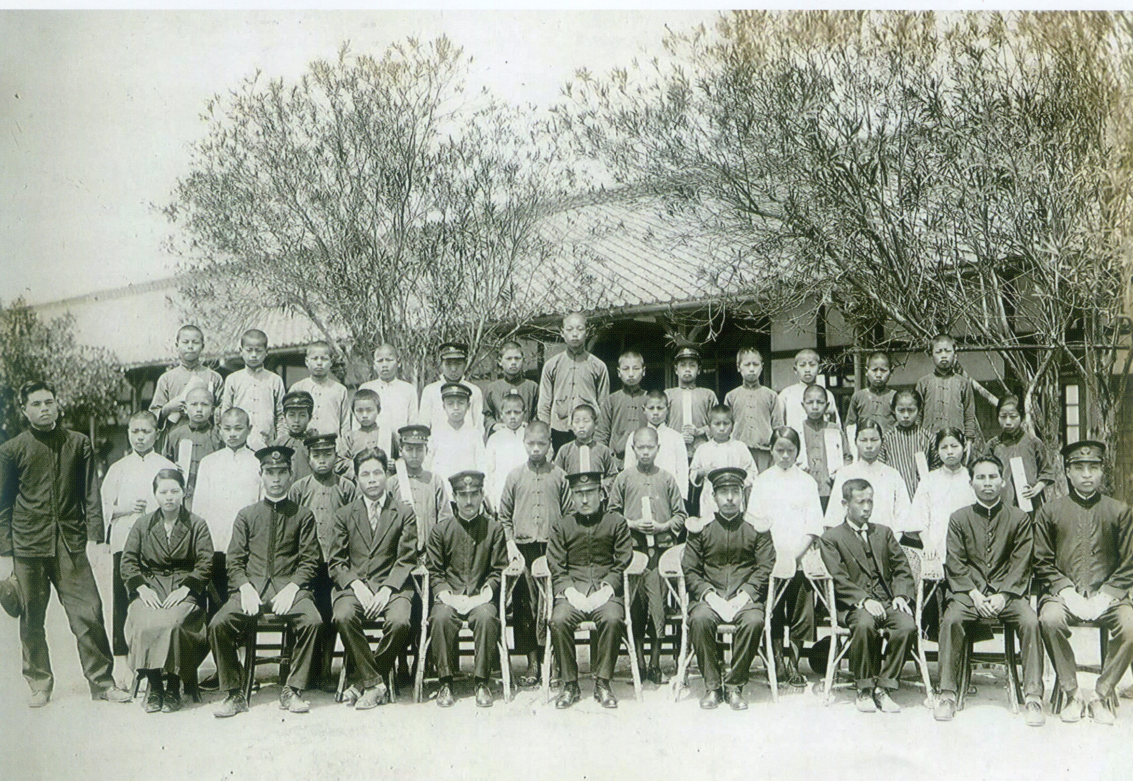 吳濁流(左一)1928年與四湖公學校畢業生合影,當時鴨母坑學童的就學率才30%。照片西湖國小提供