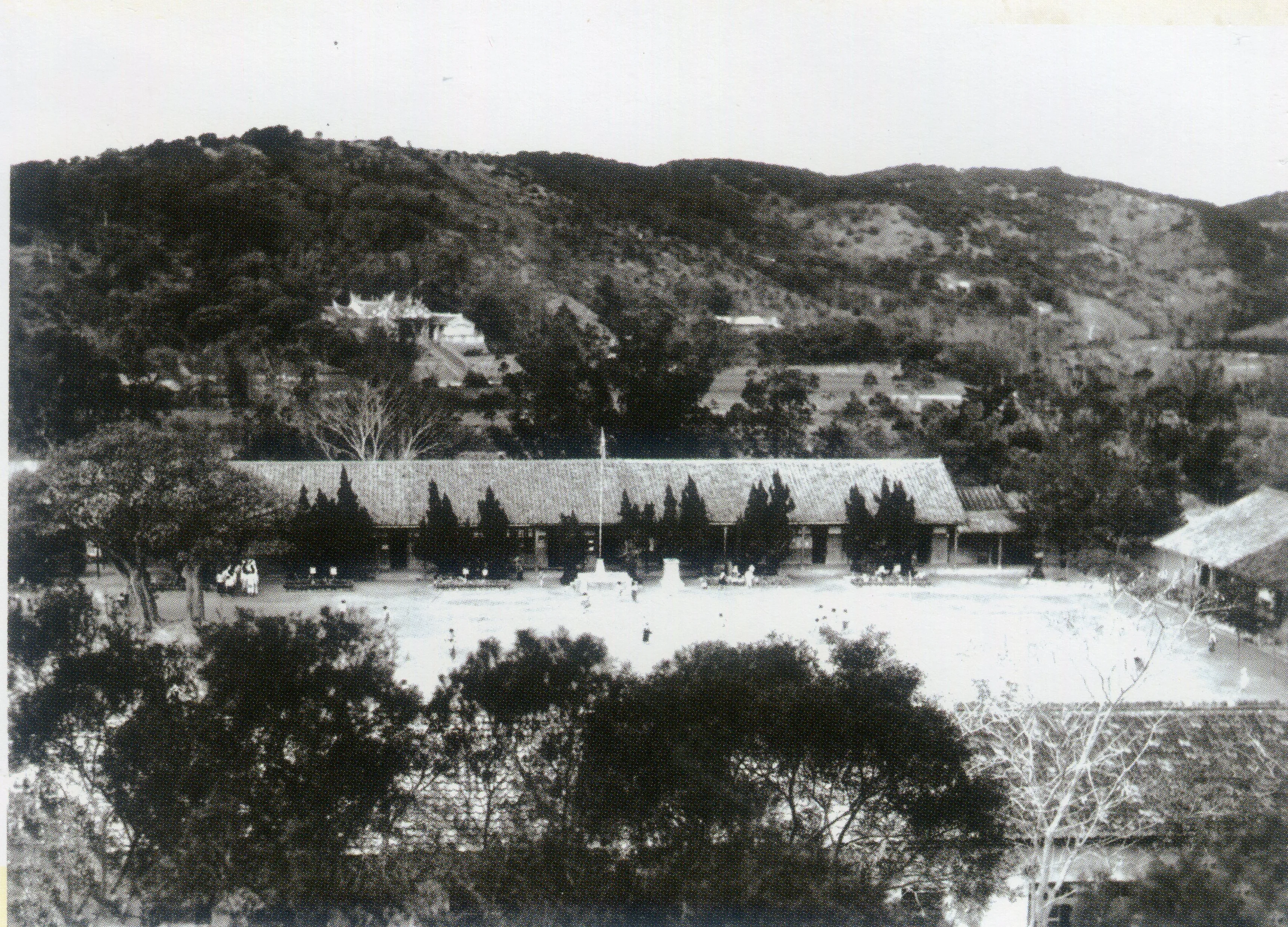 1960年代的西湖國小,後方廟宇是早期天福宮,是三座鸞堂合建而成。照片西湖國小提供