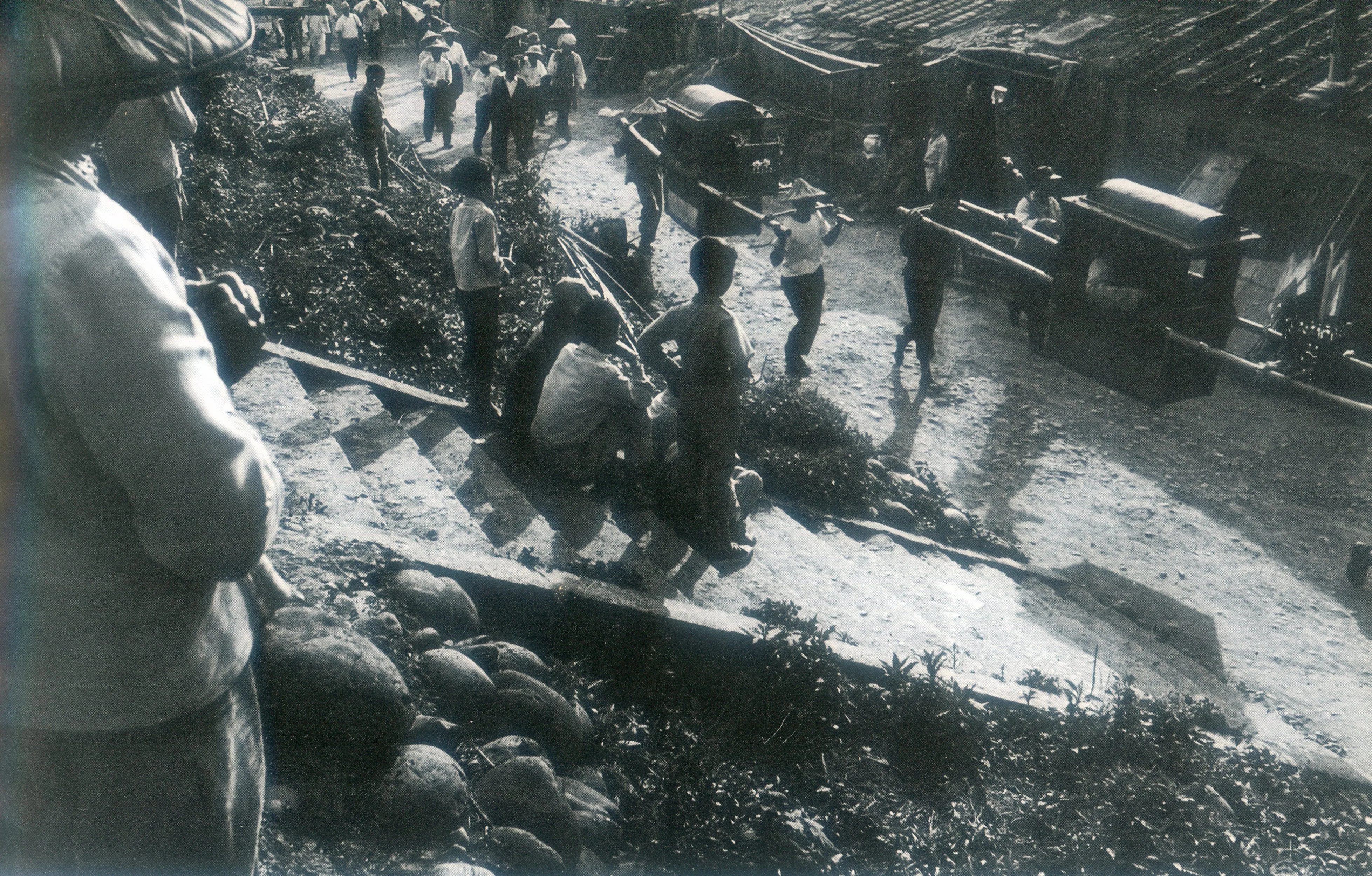 苗栗迎媽祖轎子經過現新生地經國路。邱德雲1965年攝