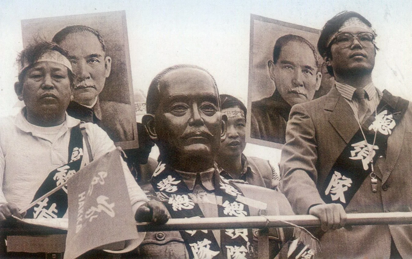 台大退休教授邱榮舉(右)是《客家風雲》雜誌發起人之一,也是「還我母語」運動的總領隊。邱榮舉提供