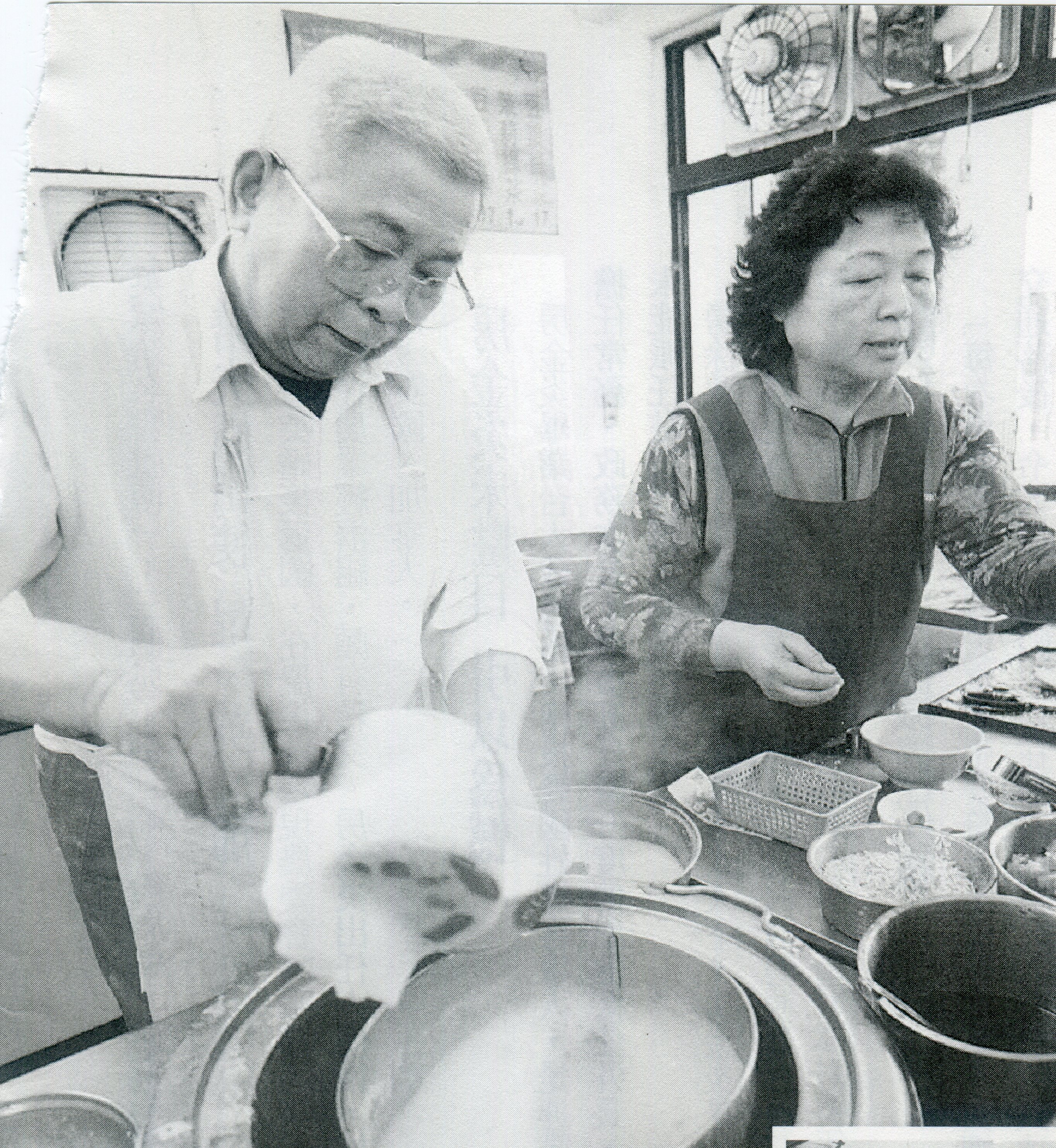 出生鴨母坑的邱豐彩是客家豆漿業的祖師爺,圖為2009年他與夫人黃順嬌在自家店賣豆漿的身影。黃義書攝