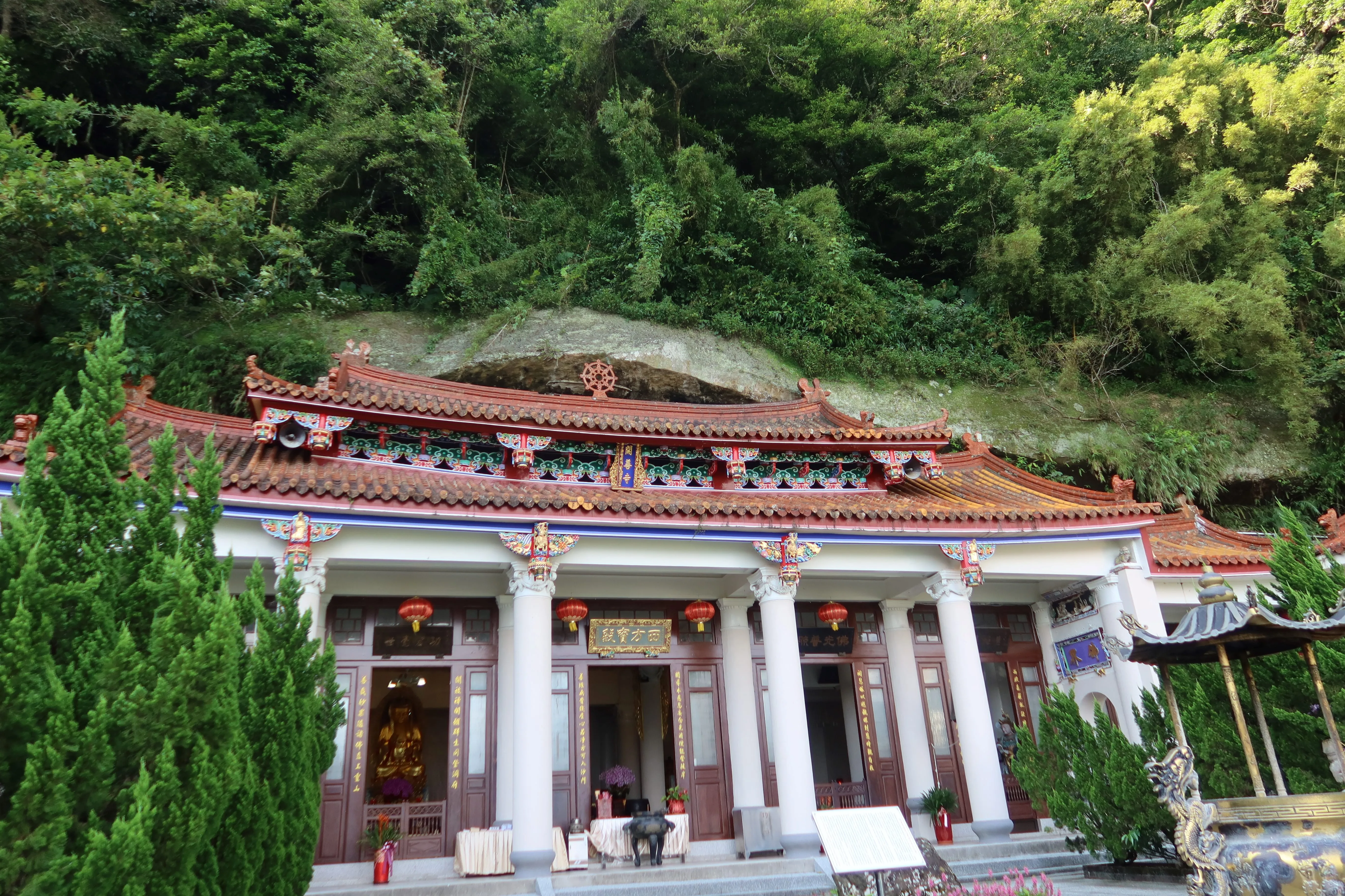 開善寺是獅頭山前山三大寺院之一,主祀西方三聖。何來美攝