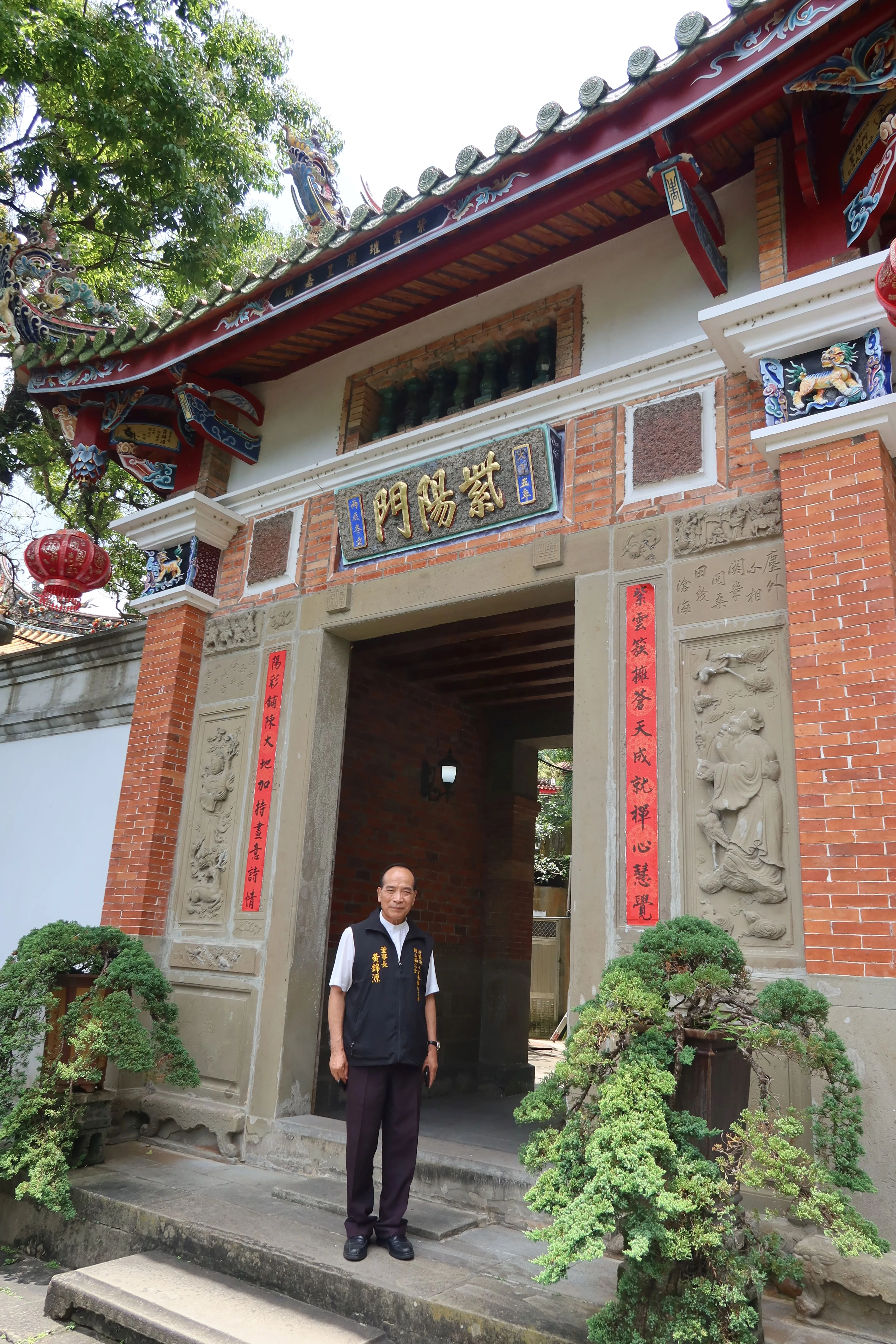 黃錦源認為獅頭山紫陽門是靈修的界定門,門內是靈修場所,葷食莫入﹔門外則是滾滾紅塵。何來美攝