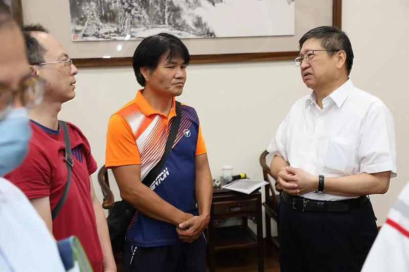 會議後，楊文科（右1）持續與自救會成員溝通。新竹縣政府提供