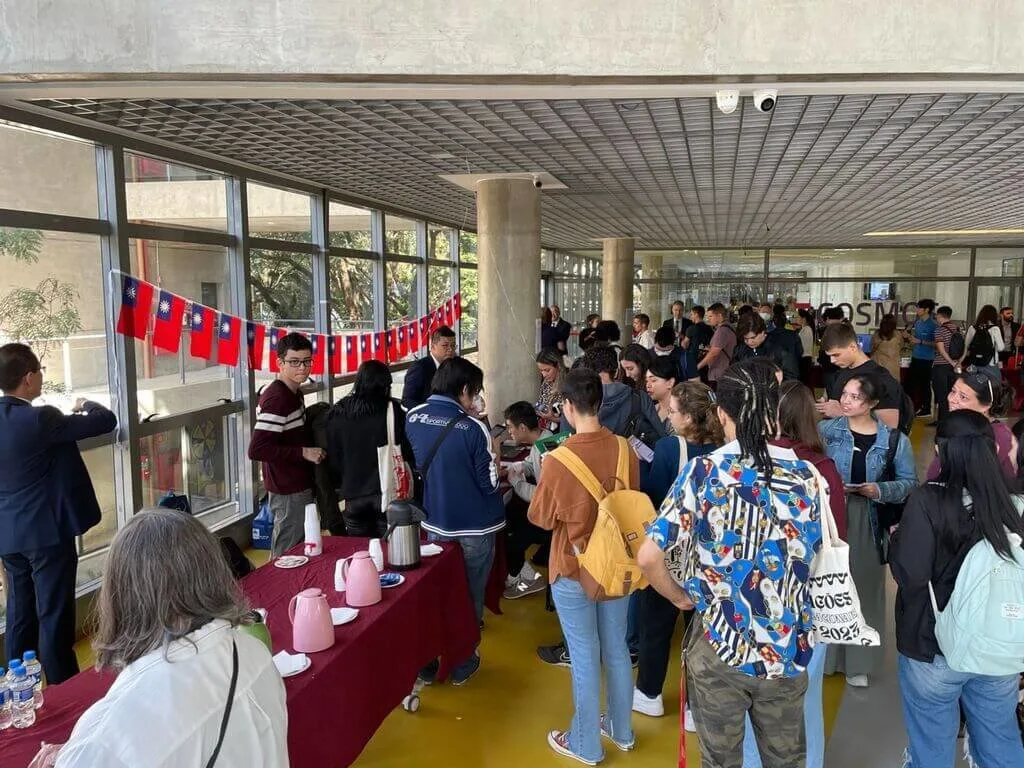 駐聖保羅辦事處6日於巴西聖保羅大學新創中心舉辦大規模攬才活動，到場廠商及師生約140人，皆對各項資訊及工作機會進行多方交流。（駐聖保羅辦事處提供）