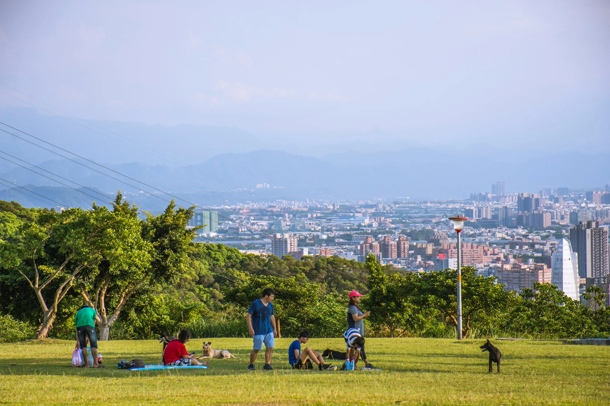 虎頭山環保公園踏青民眾。洪俊傑攝