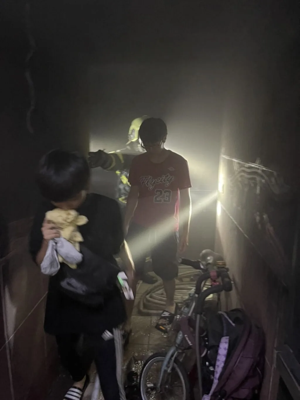 竹北市一處民宅發生火斯氣爆火警，消防隊進入屋內將受困民眾撤離。新竹縣消防局提供