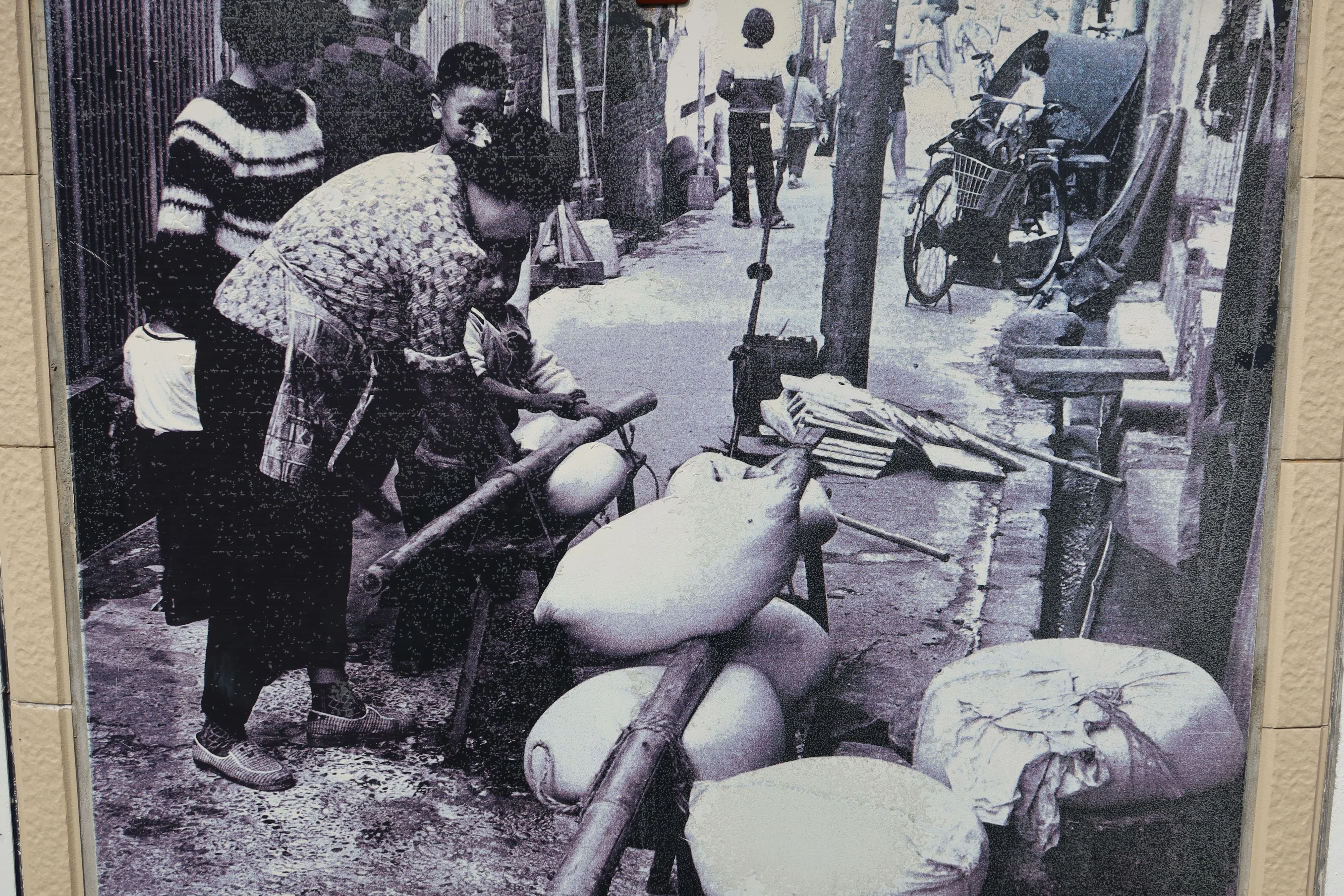 苗栗天雲廟旁一位阿婆正在碪粄漿。陳雲錦攝(1972)