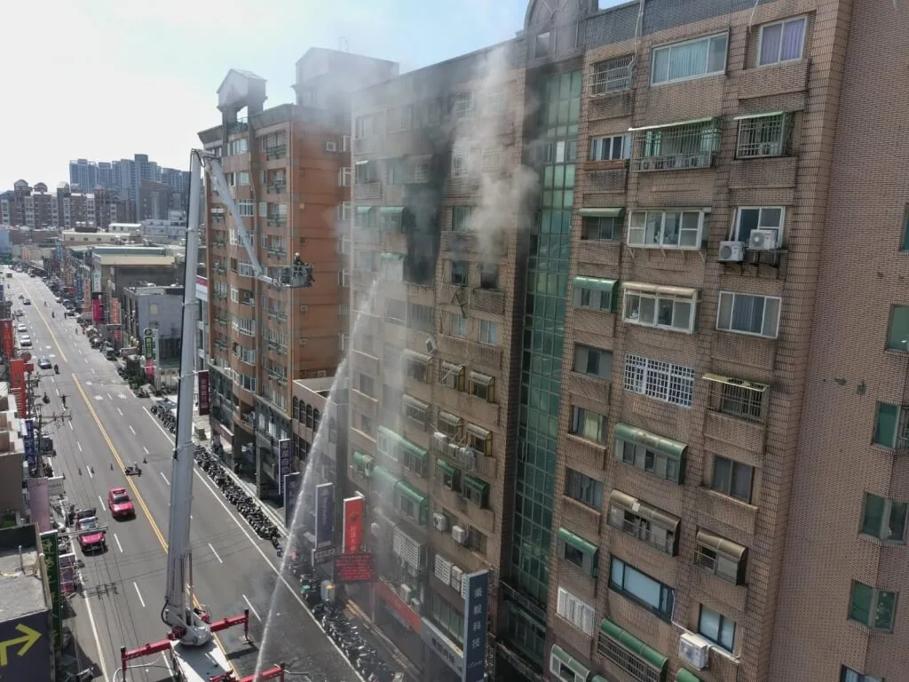 新竹縣竹北市24日上午多處瓦斯外洩，中正東路一處大樓發生氣爆，警消到場救援。新竹縣消防局提供