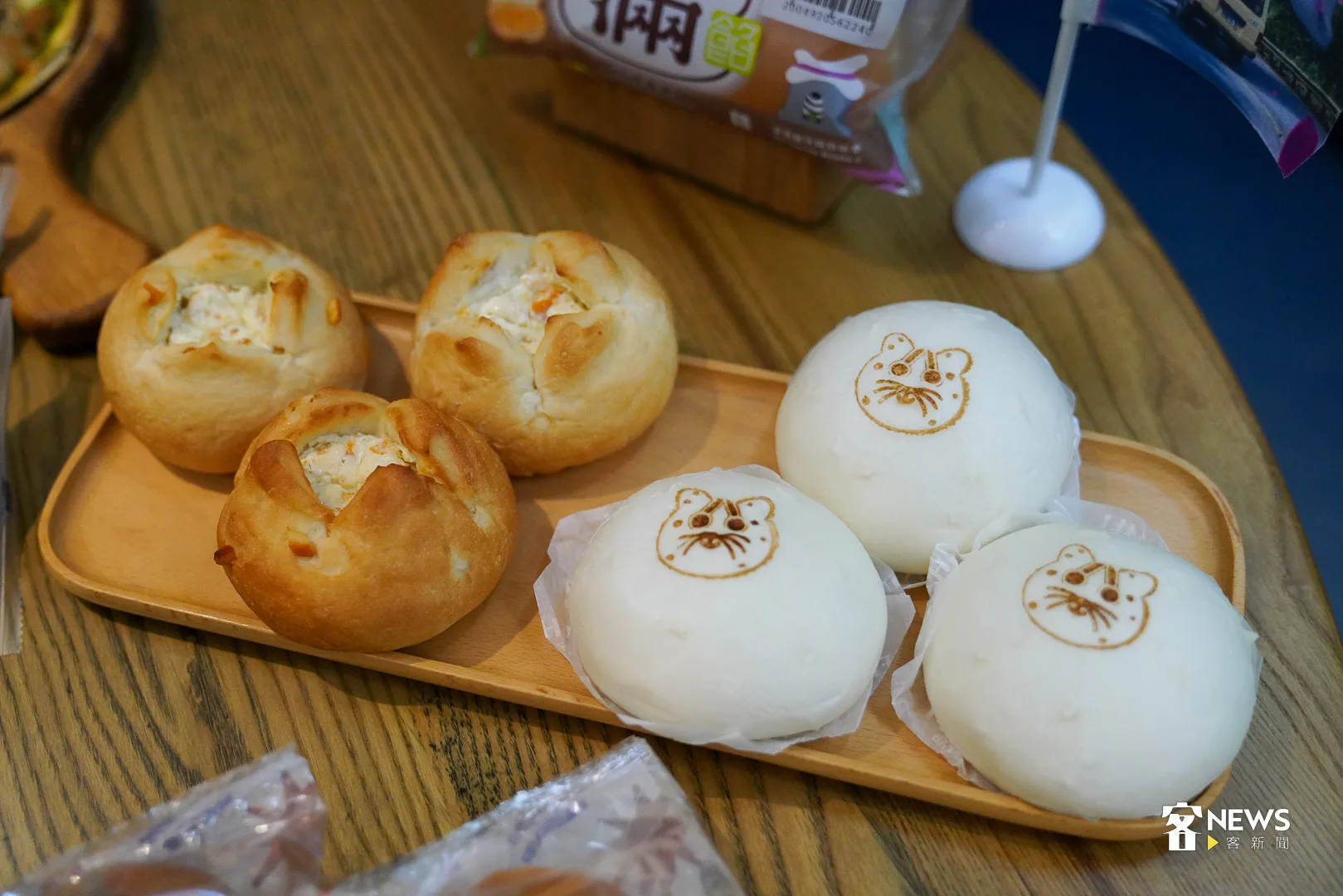 這次藝術季特別與全家便利商店合作，以「花啦嗶啵客家WAY」為主題，推出一系列美食，這些產品全使用台三線在地物產入料，大家可在今（14）日起到全台全家購買。客新聞攝