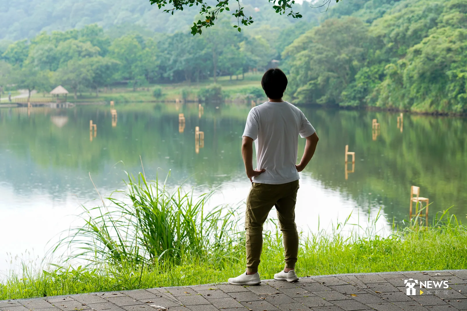 日本環境藝術家西田秀己（Hidemi Nishida）在三坑生態公園創作浮在水面上的27張《脆弱之椅》（Fragile chairs）作品。何柏均攝