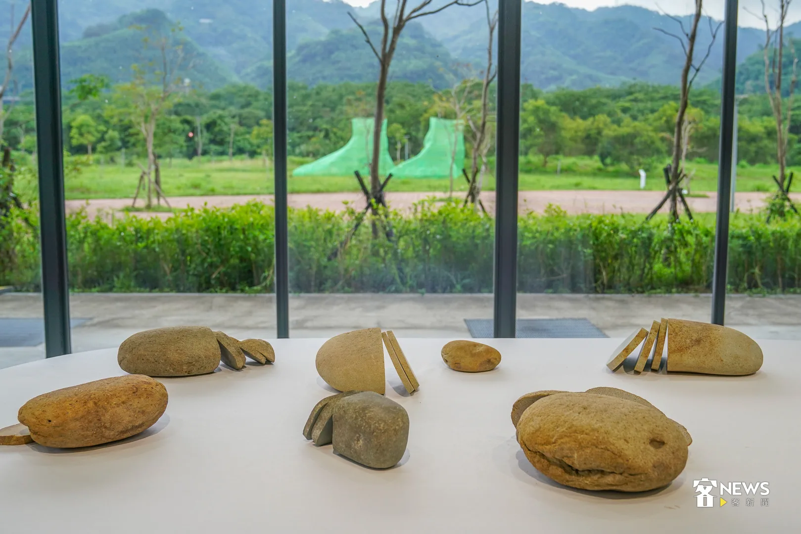 位於苗栗公館的客家文學花園,展出多件藝術品,窗外為《泥足》作品。洪俊傑攝。