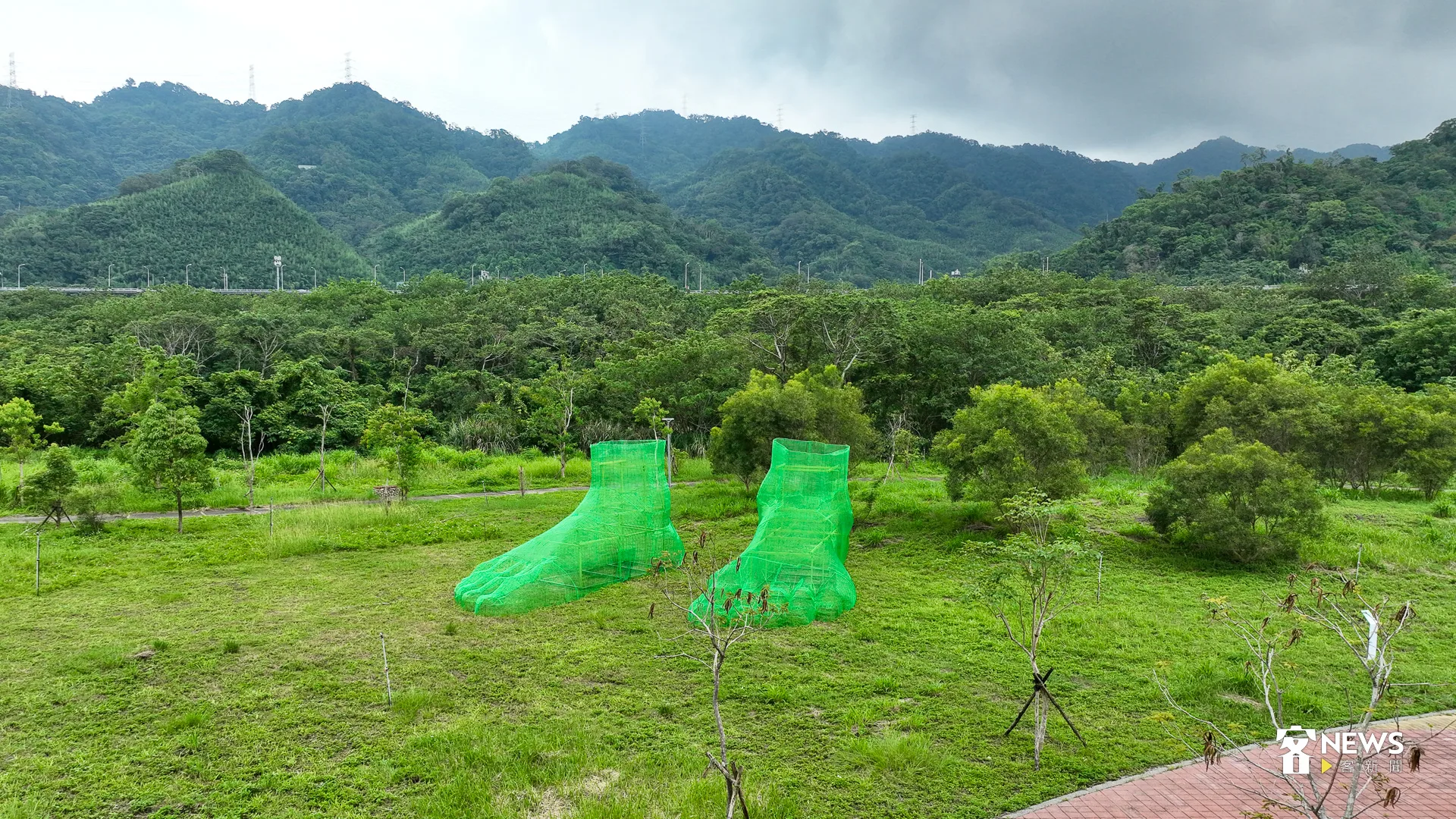 巨大的《台灣泥足》作品放在客家文學花園內，與自然融為一體。宋佩遙攝