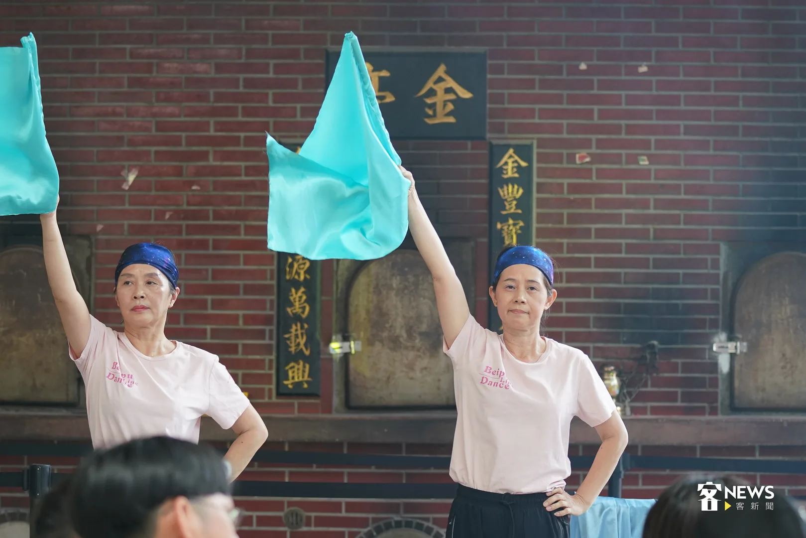 在《阿婆个祈禱》的劇中，北埔排舞協會以旗幟和綢緞呈現客語歌手劉榮昌〈山係山水係水〉曲中的壯闊跟思鄉情懷。何柏均攝