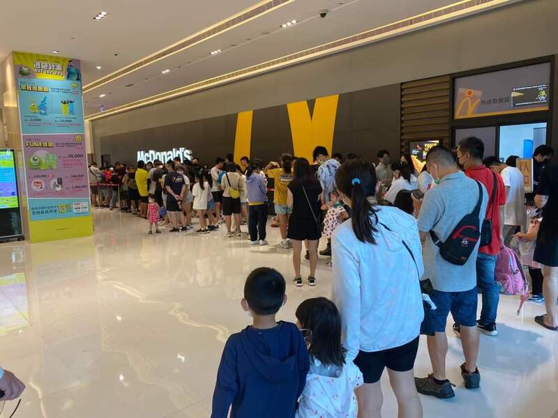 等了30多年　金門首間麥當勞試營運民眾凌晨就排隊