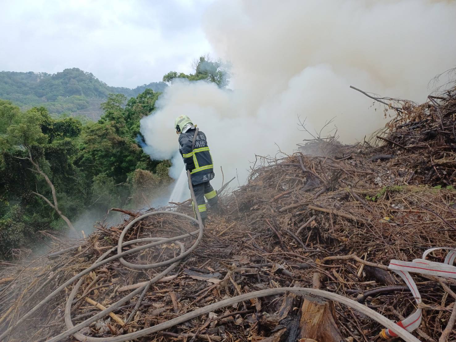 苗栗山區大火,消防隊進入災區救火。內政部消防署提供