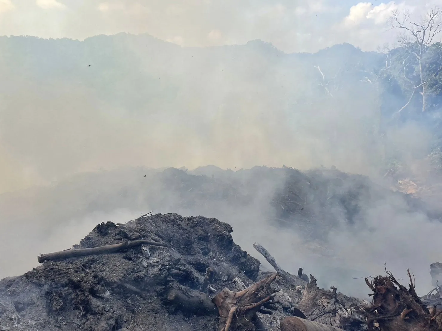 苗栗山林大火,空勤總隊出動直升機滅火,兇猛火勢將現場吞噬的面目全非。翻攝空勤總隊粉專