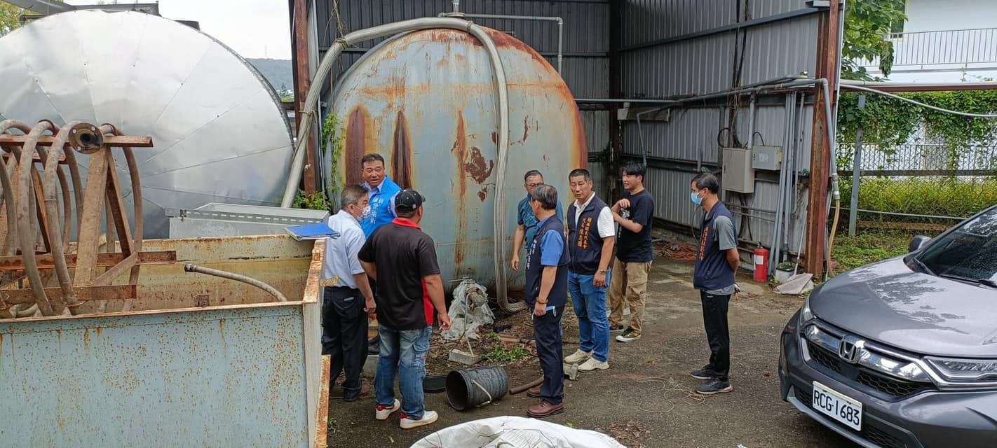 關西淨水場因鳳山溪上游疑似遭不明事業廢棄容液汙染水源,新竹縣政府環保局及相關單位積極追查上游汙染源。陳光彩提供
