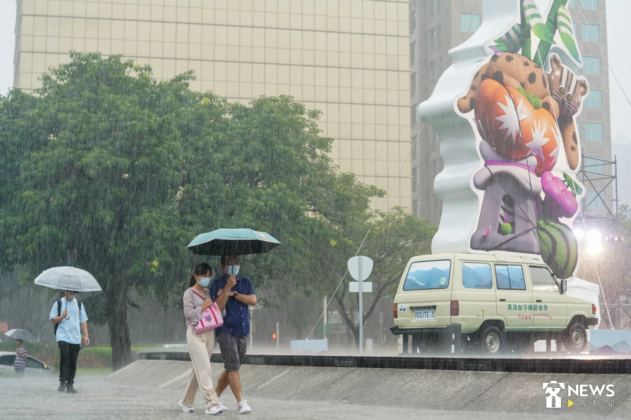 午後一陣大雨讓參與浪漫台三線藝術季開幕活動的民眾措手不及。李台源攝