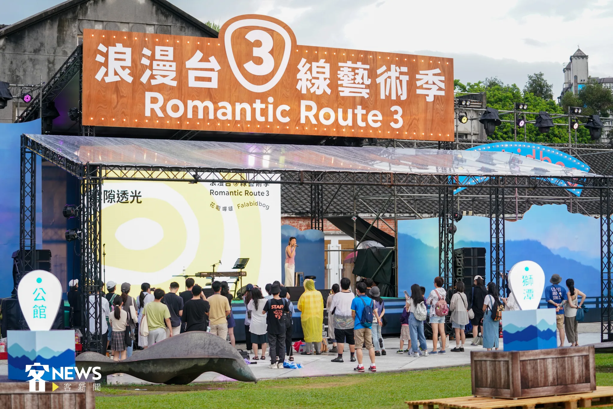 葉穎獨特的嗓音累積不少死忠粉絲冒雨前來聆聽。宋佩遙攝