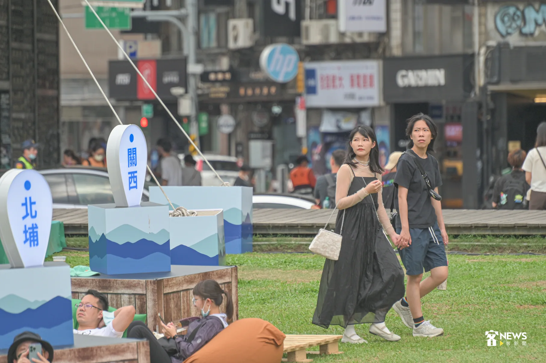 人事行政總處今天回應「週休三日」提案，列出三原因不予參考，圖為台北華山戶外踏青民眾。洪俊傑攝
