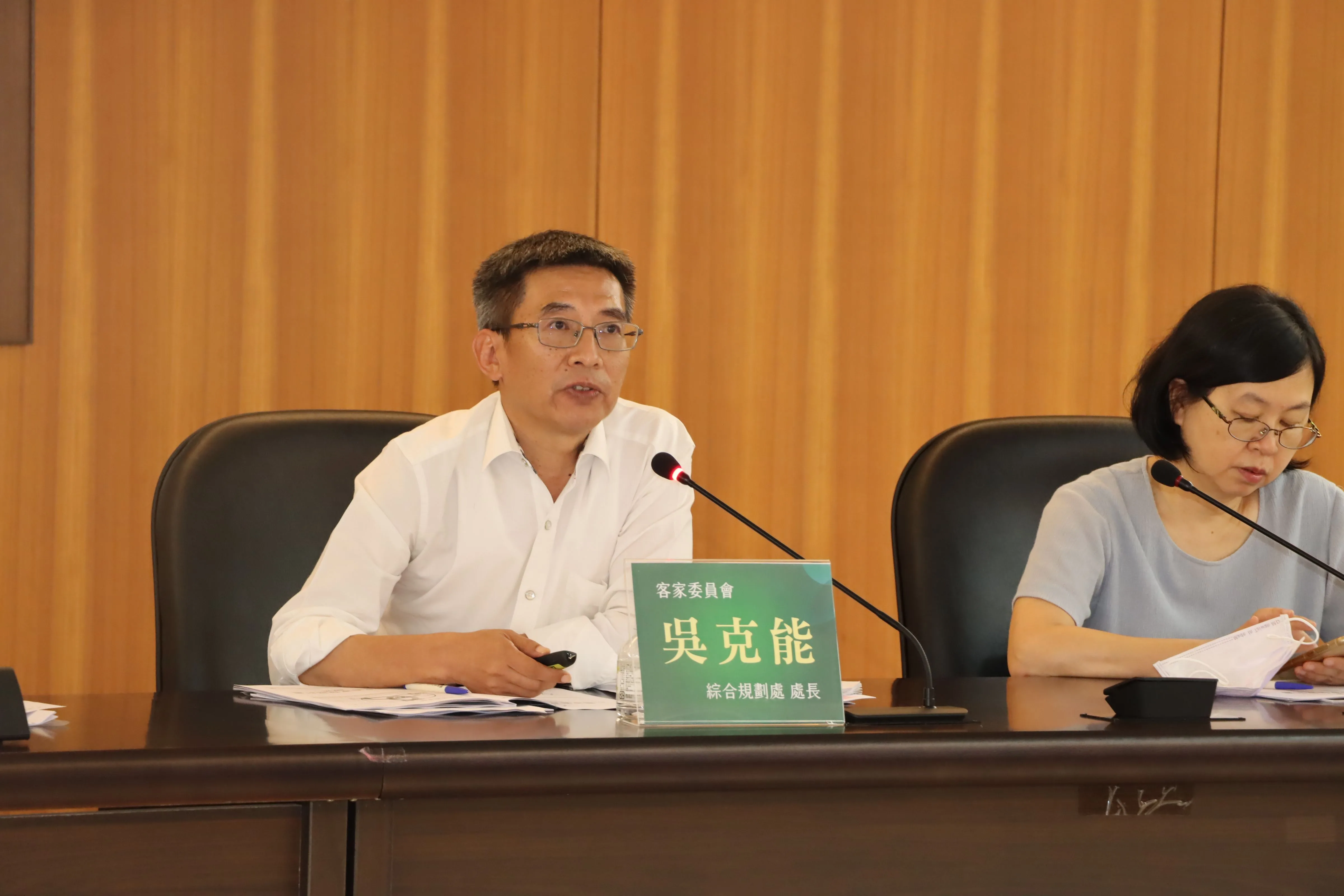 客委會綜合規畫處長吳克能(左)簡報說明,次期國家客家發展計畫架構總體目標,希望次期國家客家發展計畫,能做延續首期推動的「族群主流化」基礎之上,繼續加強客家介入主流。苗栗縣府提供