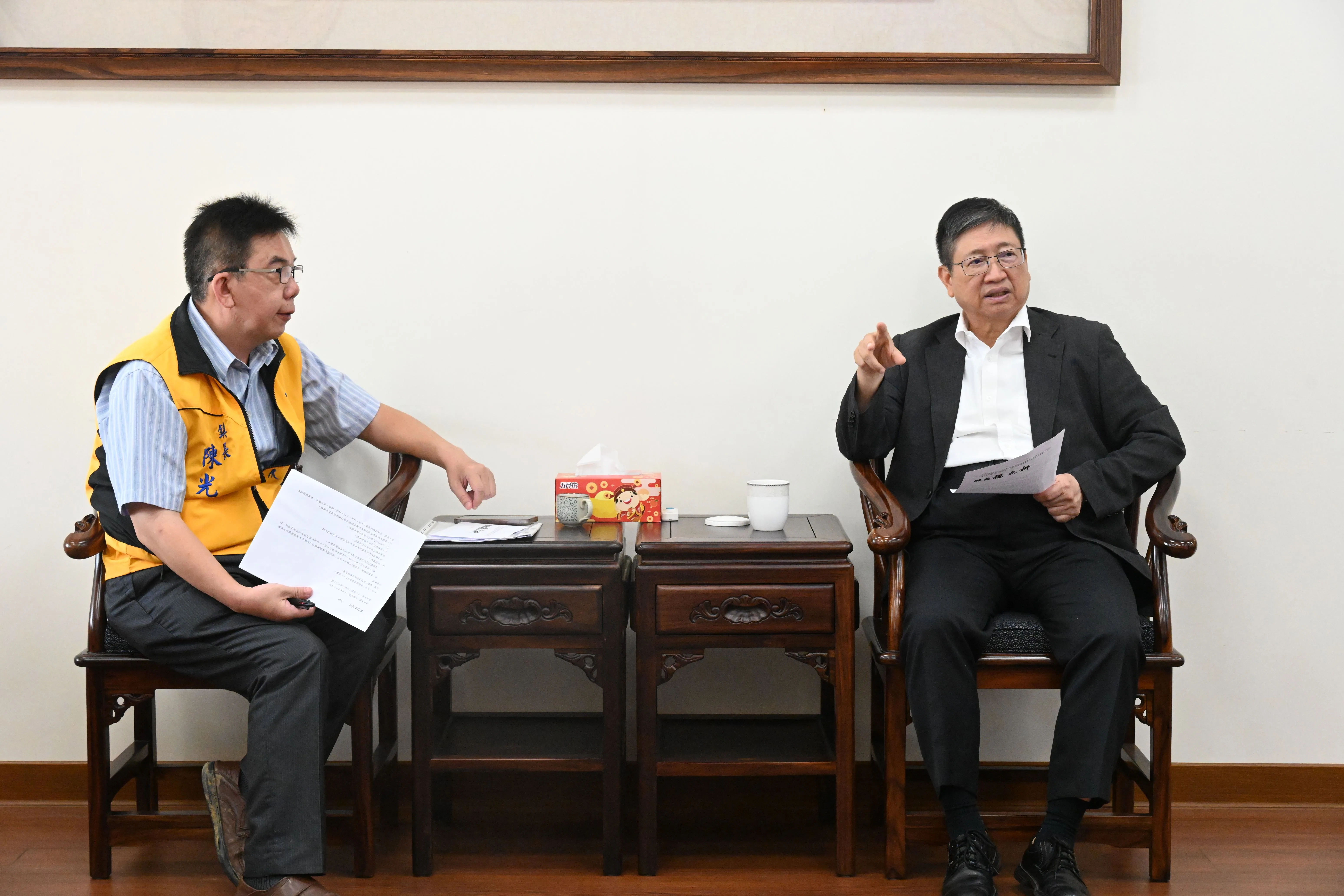 關西鎮長陳光彩15日拜會新竹縣長楊文科，討論鳳山溪汙染事件。新竹縣政府提供