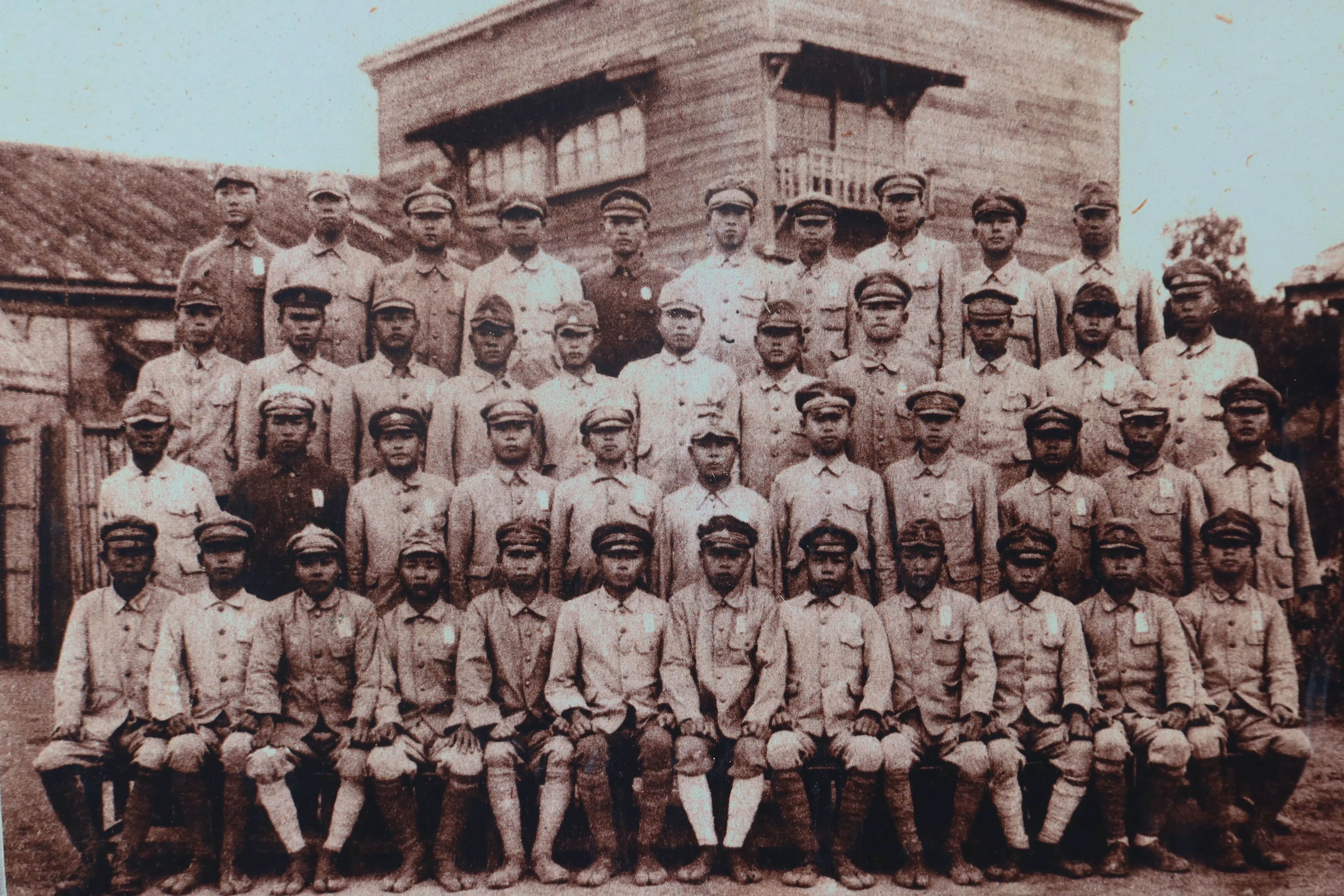 1945年首屆苗栗農校畢業生,個個腳綁綁腿,氣宇軒昂。陳雲錦提供