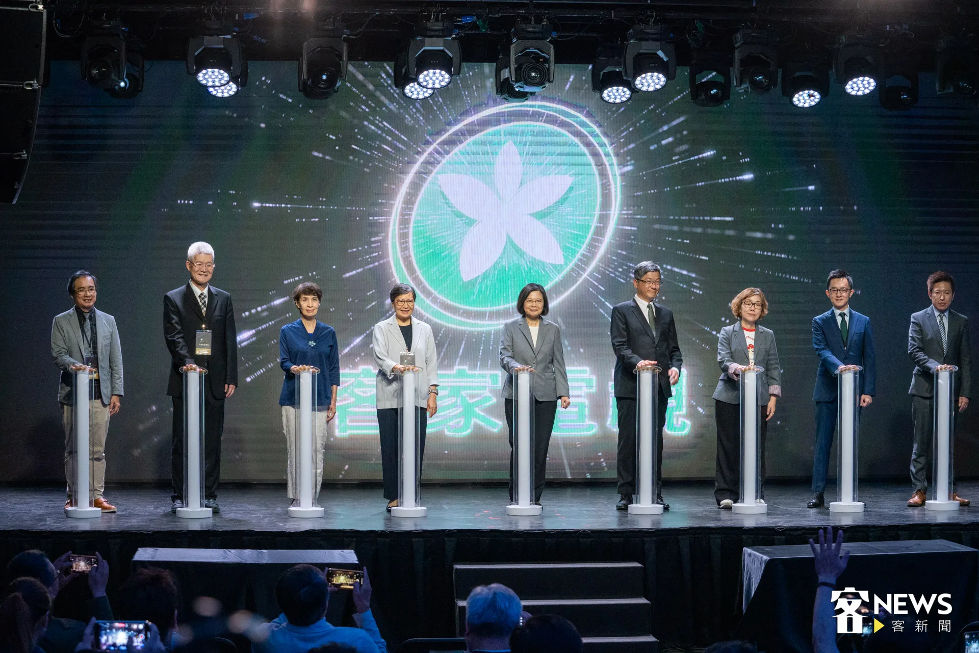 蔡總統(左5)與總統府資政葉菊蘭(左4)、副秘書長張惇涵(右1)、客委會主委楊長鎮(右4)、文化部次長王時思(右3)、客家公共傳播基金會董事長陳邦畛(左1)、公廣集團董事長胡元輝(左2)及客家電視台台長向盛言(右2)、馮賢賢女士(左3)一起按下啟動鈕,象徵客家電視台邁向下一個精彩20年。范修語攝