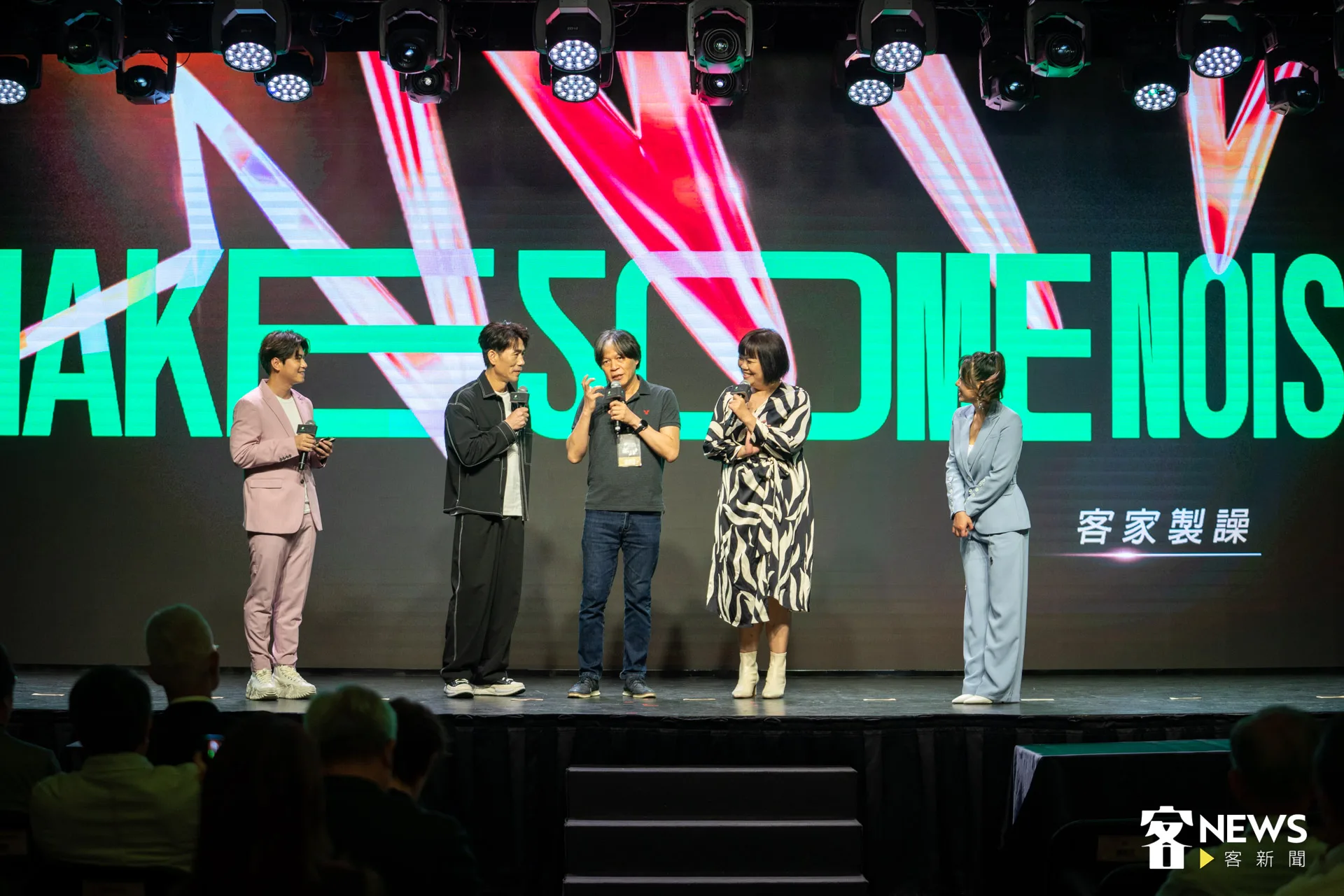 《客家製譟》演唱會總製作人洪榮良(左三),向大家介紹演唱會表演內容的規劃。范修語攝