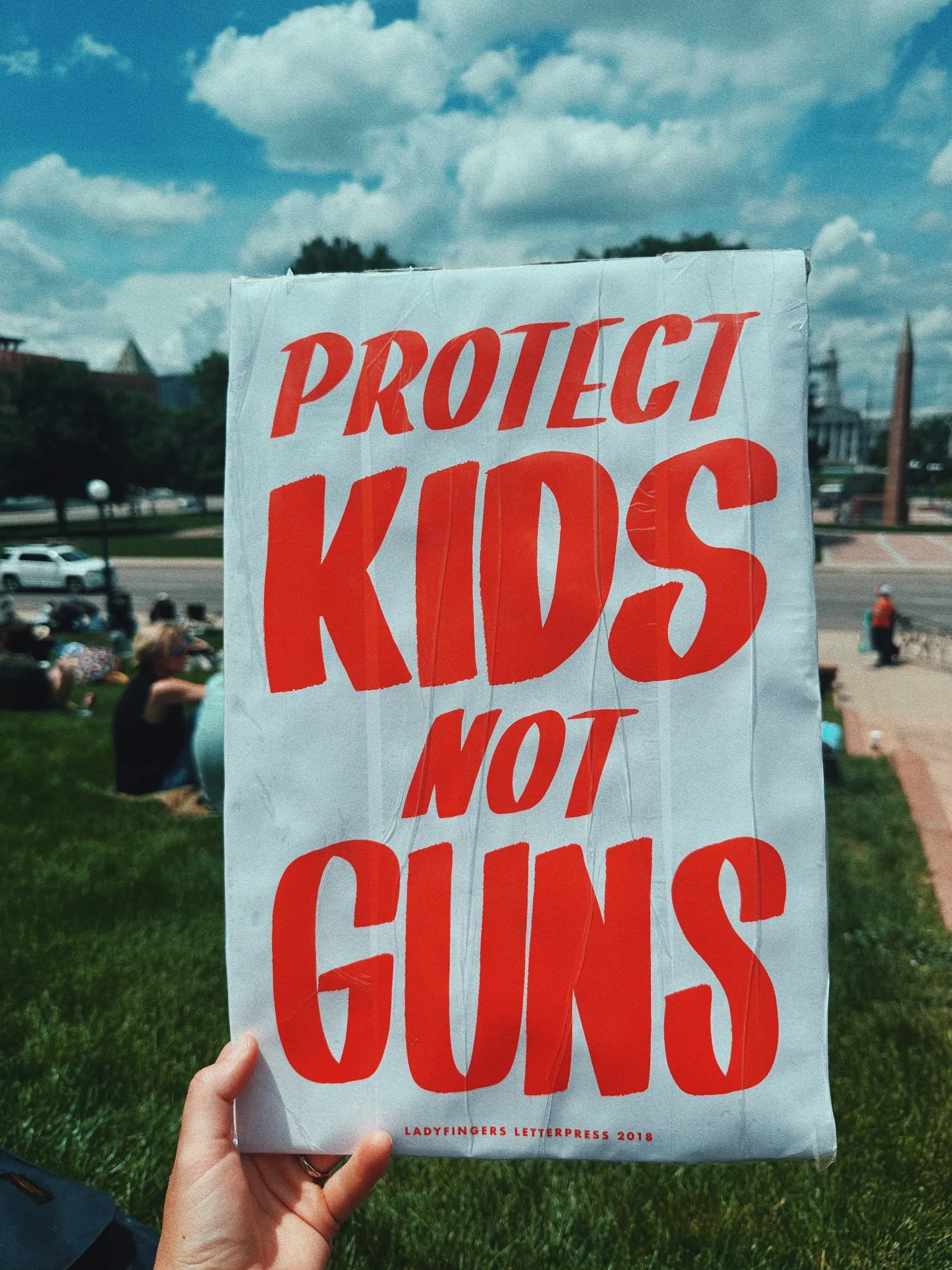 現場許多人手舉標語「保護孩子們,別再維護槍枝」(Protect kids, not guns.)翻攝自Courtney Bradford《推特》