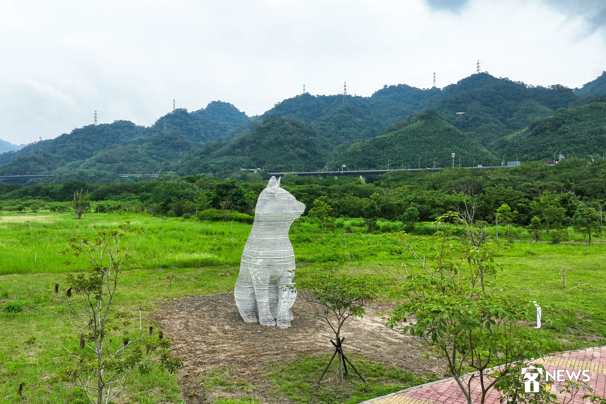 廖建忠利用不鏽鋼構成的「虛線」，讓石虎可以融入山林。宋佩遙攝