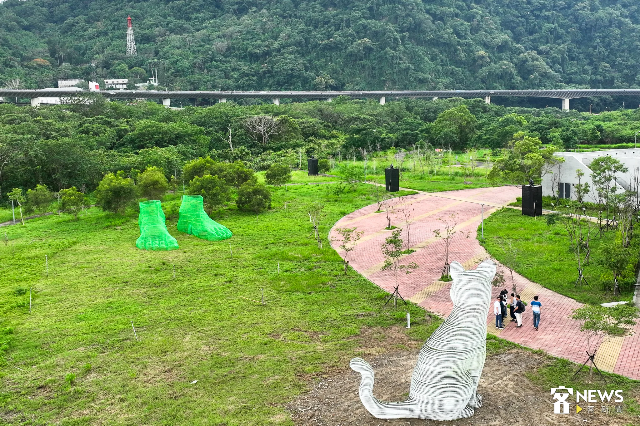 廖建忠的《望鄉》與日本藝術家久保寬子（Hiroko Kubo）的作品《台灣泥足》都佇立在公館的客家文學花園。宋佩遙攝