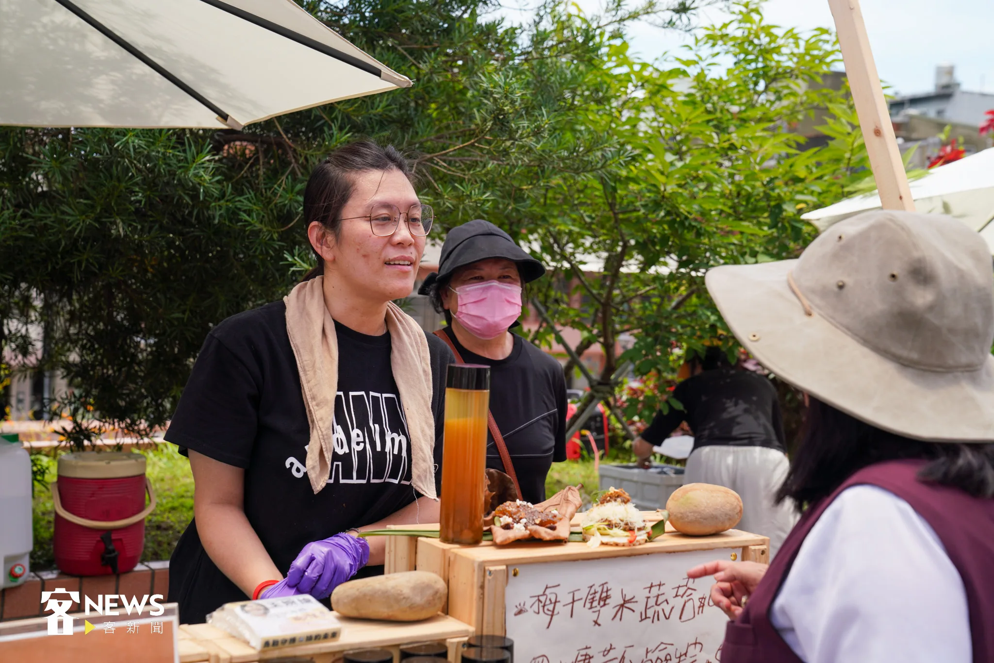 「無肉市集」合作結合22家台灣在地美食，以堅Vegan、環保的理念在橫山國小陪伴大家。宋佩遙攝。